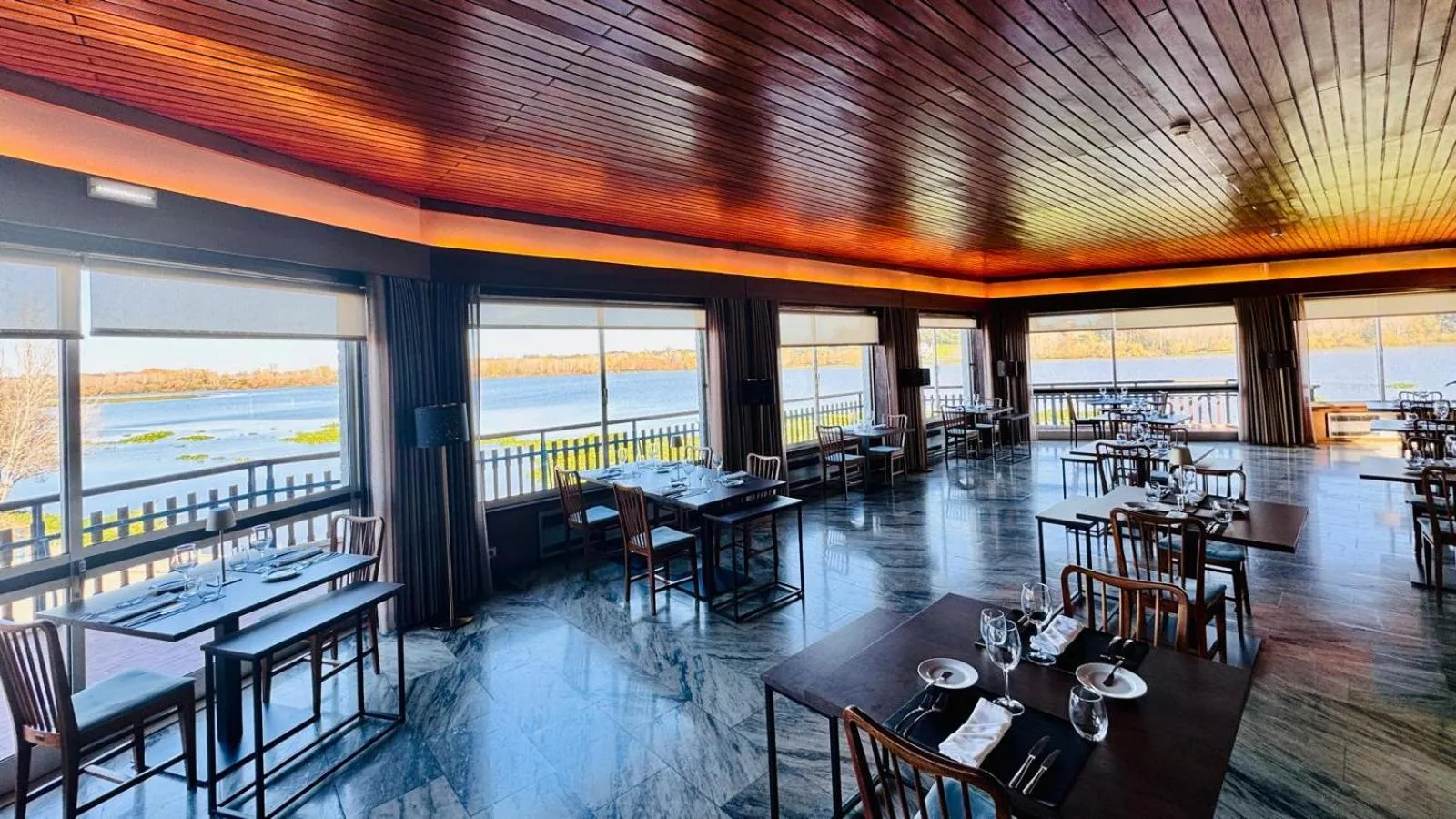 Restaurant/places to eat in Up Pateira Hotel