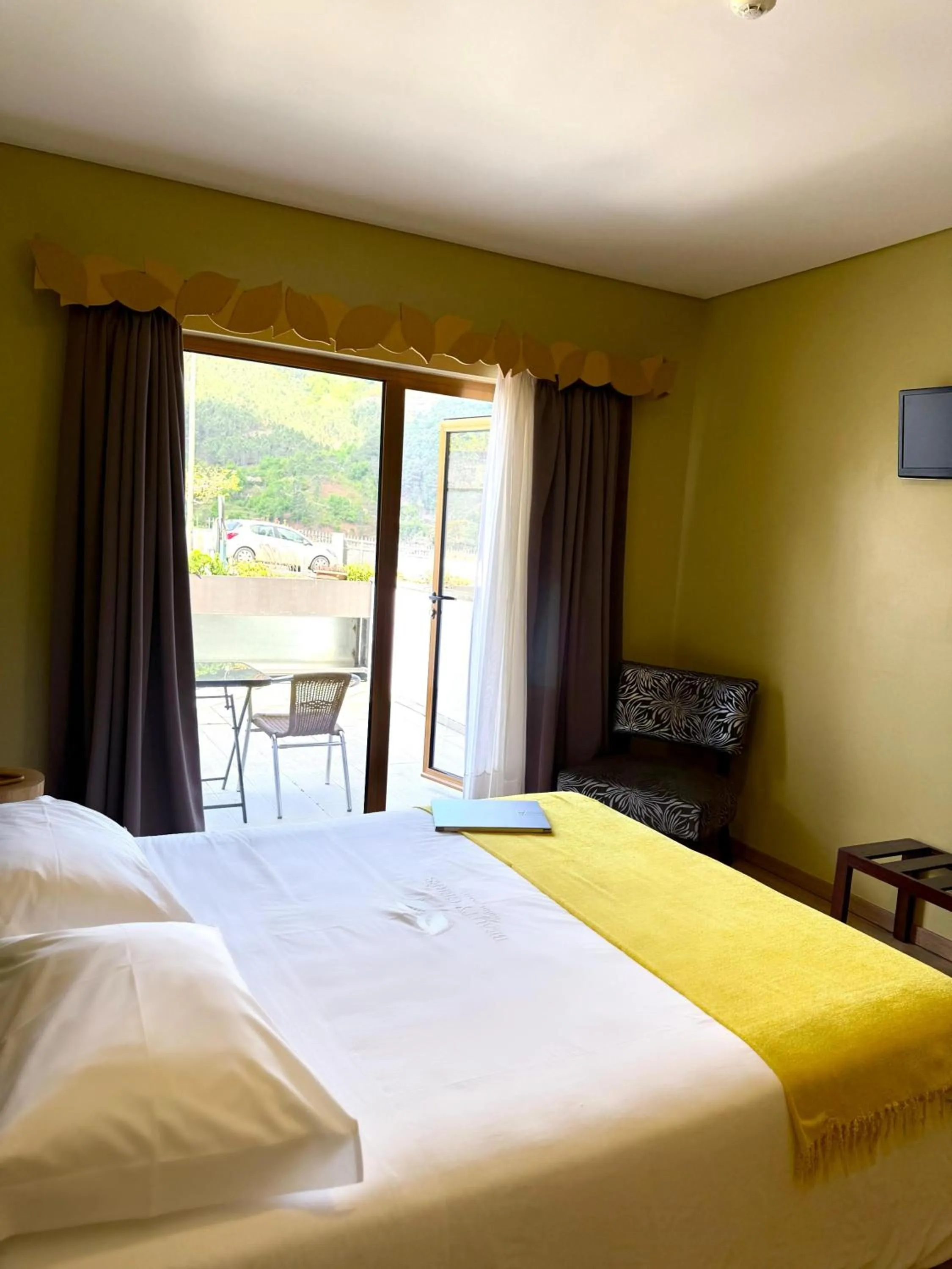 View (from property/room), Bed in Beleza Serra Guide Hotel