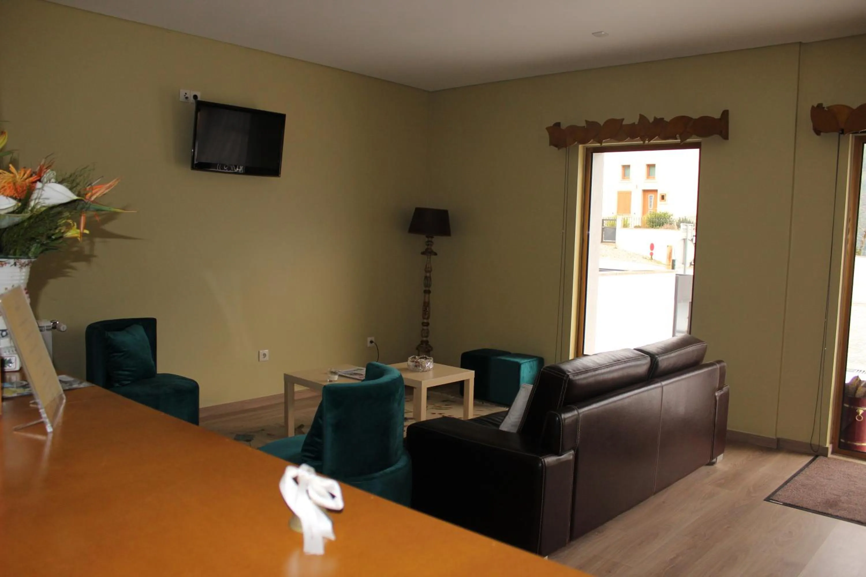 Communal lounge/ TV room in Beleza Serra Guide Hotel