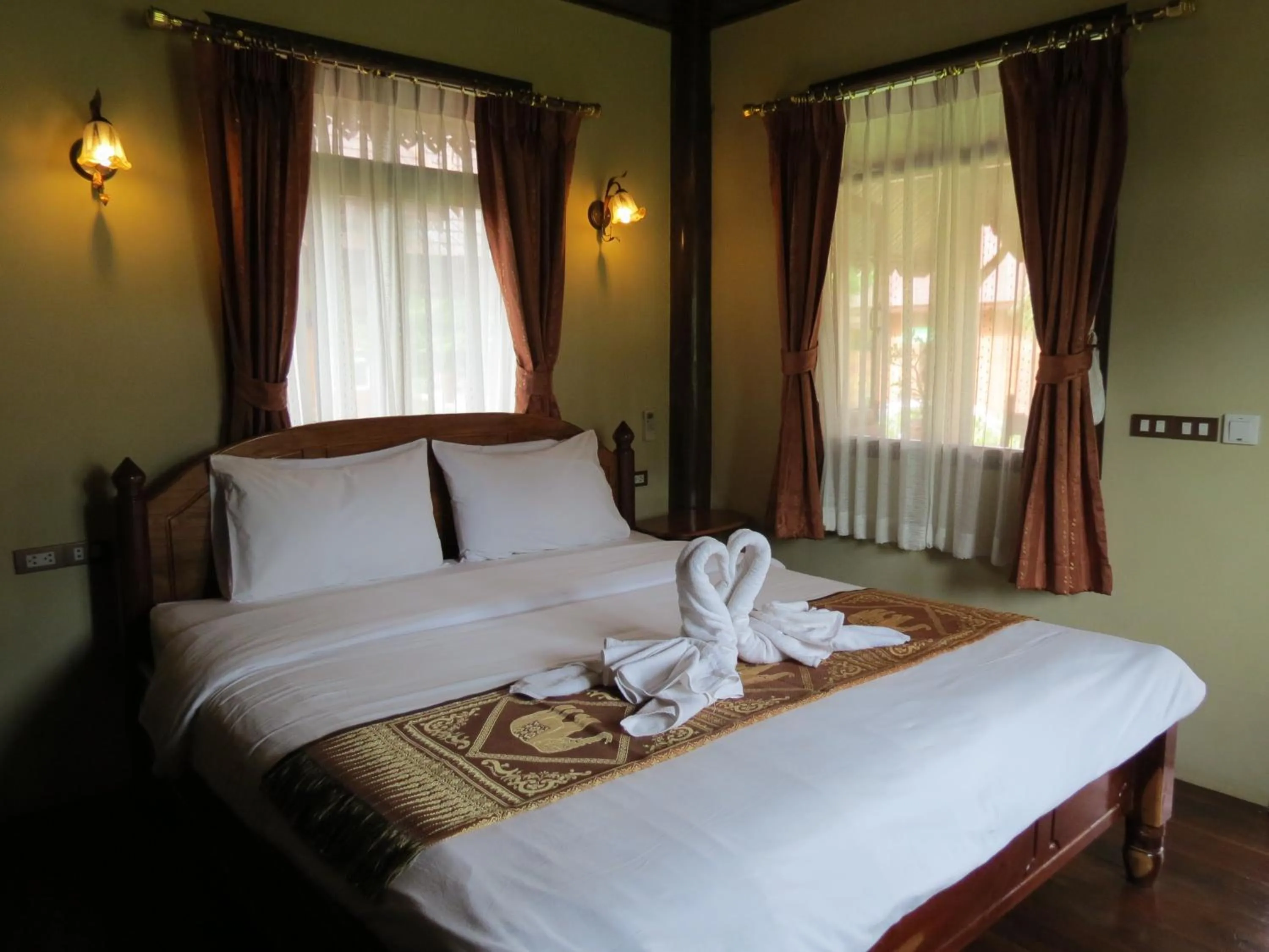 Property building, Bed in Pongsin Resort