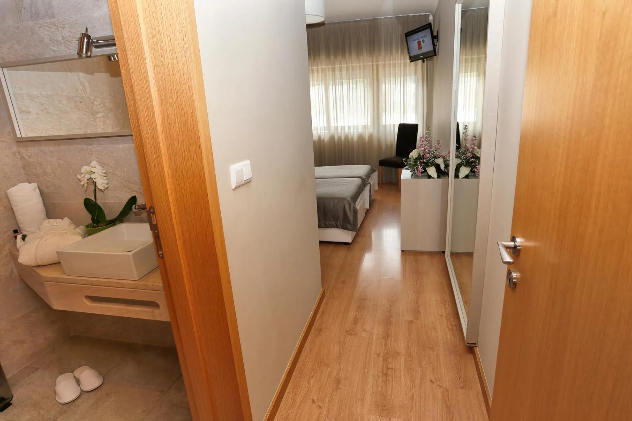 Photo of the whole room in Hotel Douro Inn