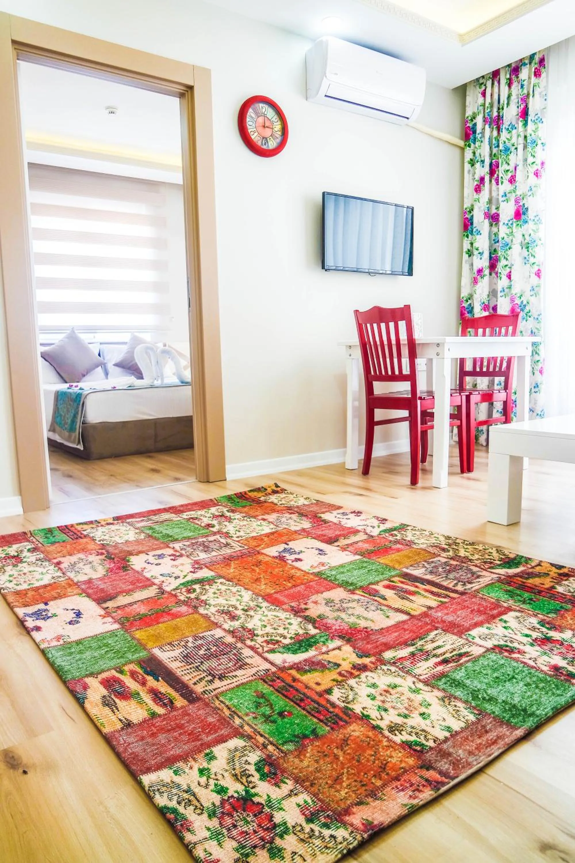 Dining area, Bed in Ale Apartments Hotel