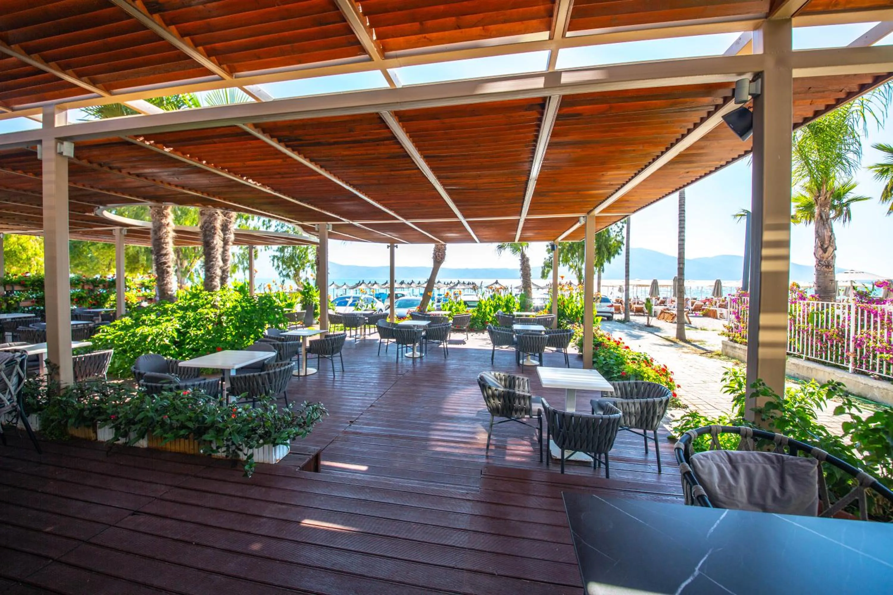 Restaurant/places to eat in Hotel Royal