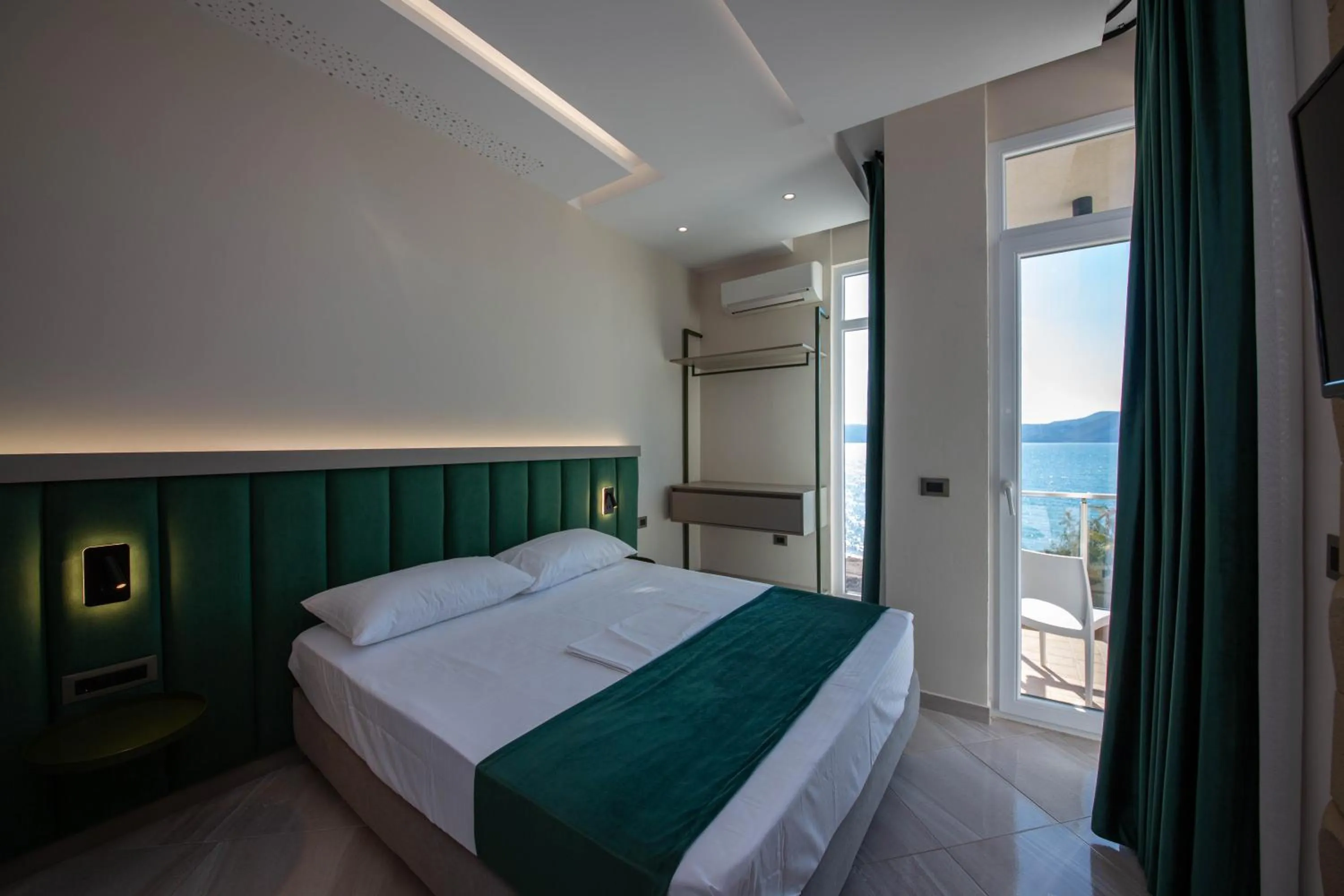 Family Suite with Balcony and Sea View in Hotel Royal