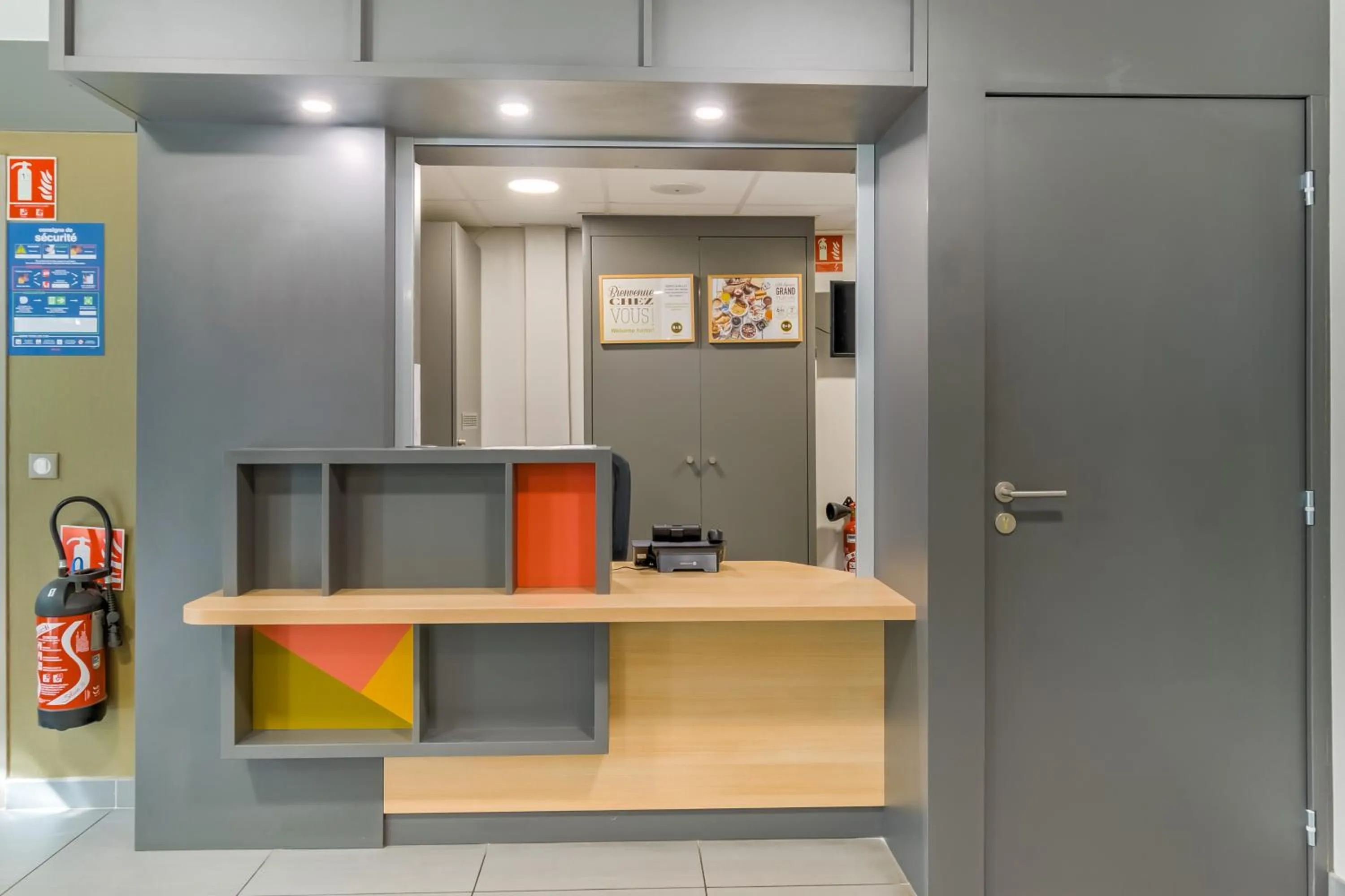 Lobby or reception in B&B HOTEL Marseille La Valentine