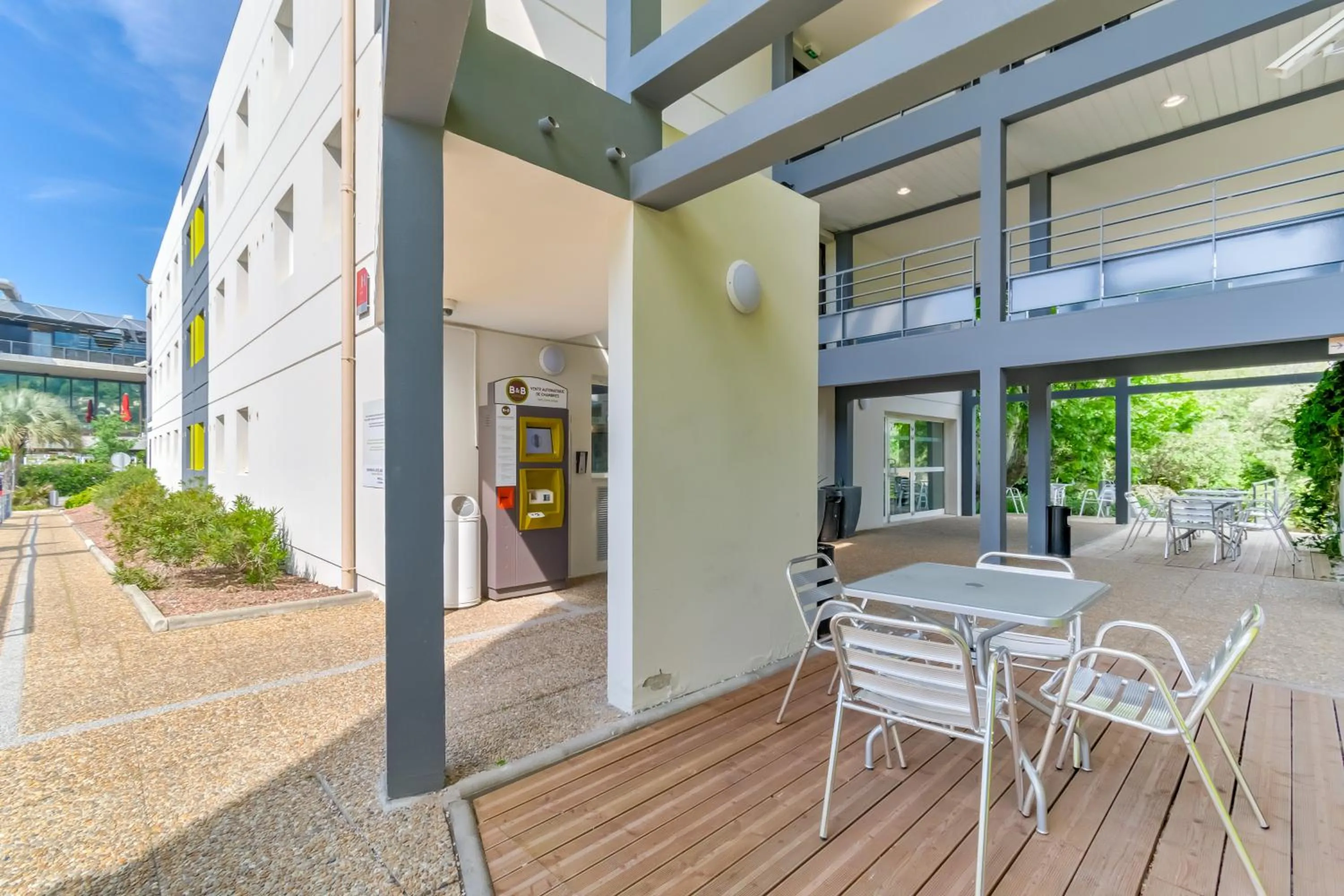 Patio in B&B HOTEL Marseille La Valentine