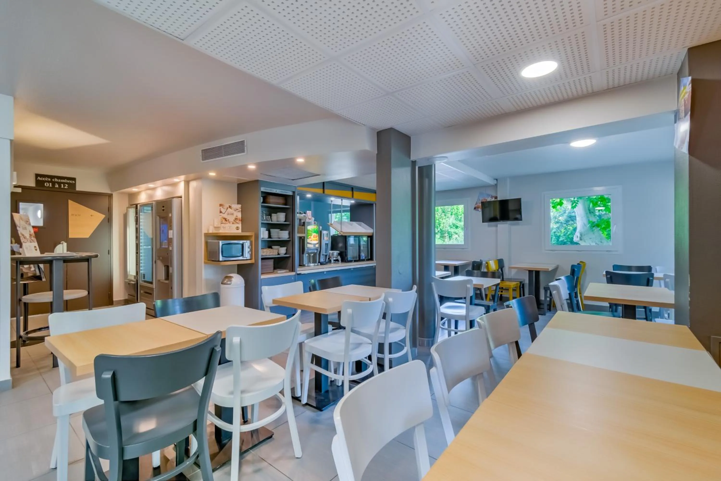 Buffet breakfast in B&B HOTEL Marseille La Valentine