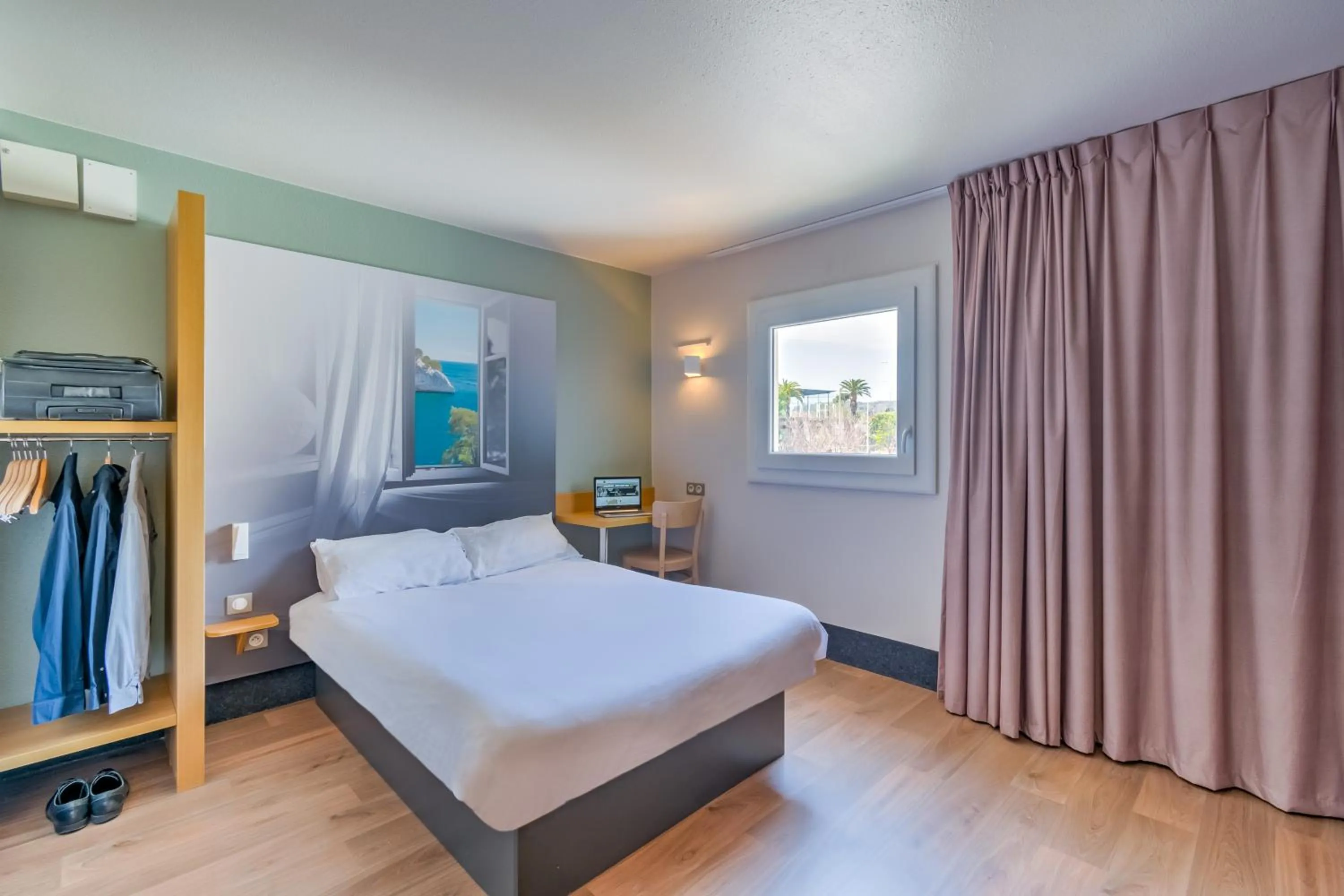 Bedroom, Bed in B&B HOTEL Marseille La Valentine