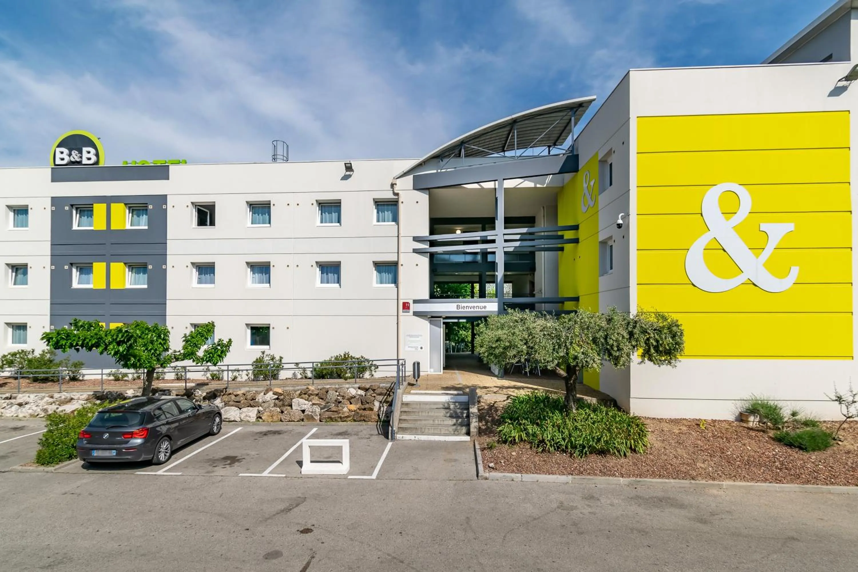 Facade/entrance in B&B HOTEL Marseille La Valentine