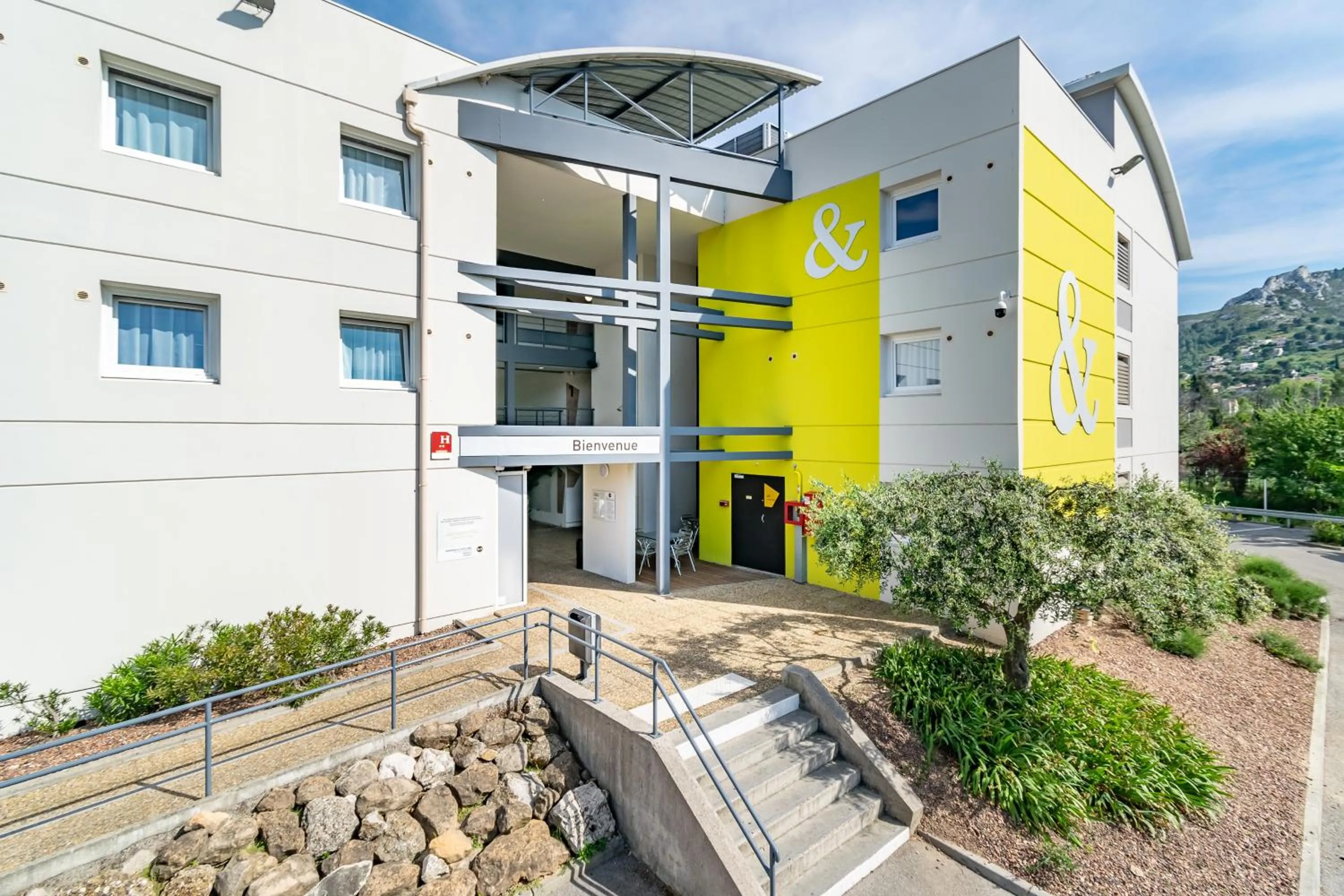 Facade/entrance in B&B HOTEL Marseille La Valentine