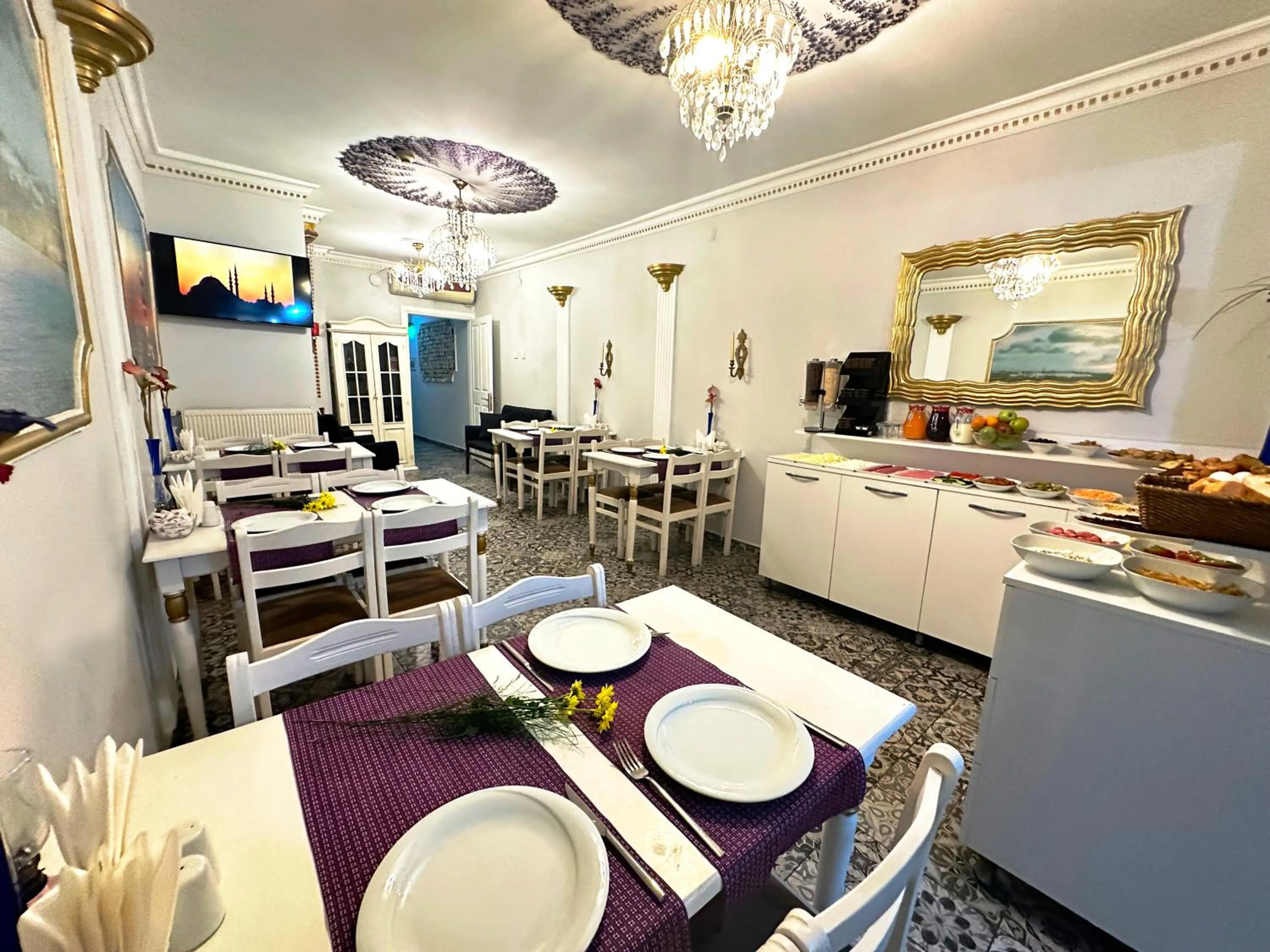 Communal lounge/ TV room in Modern Sultan Hotel