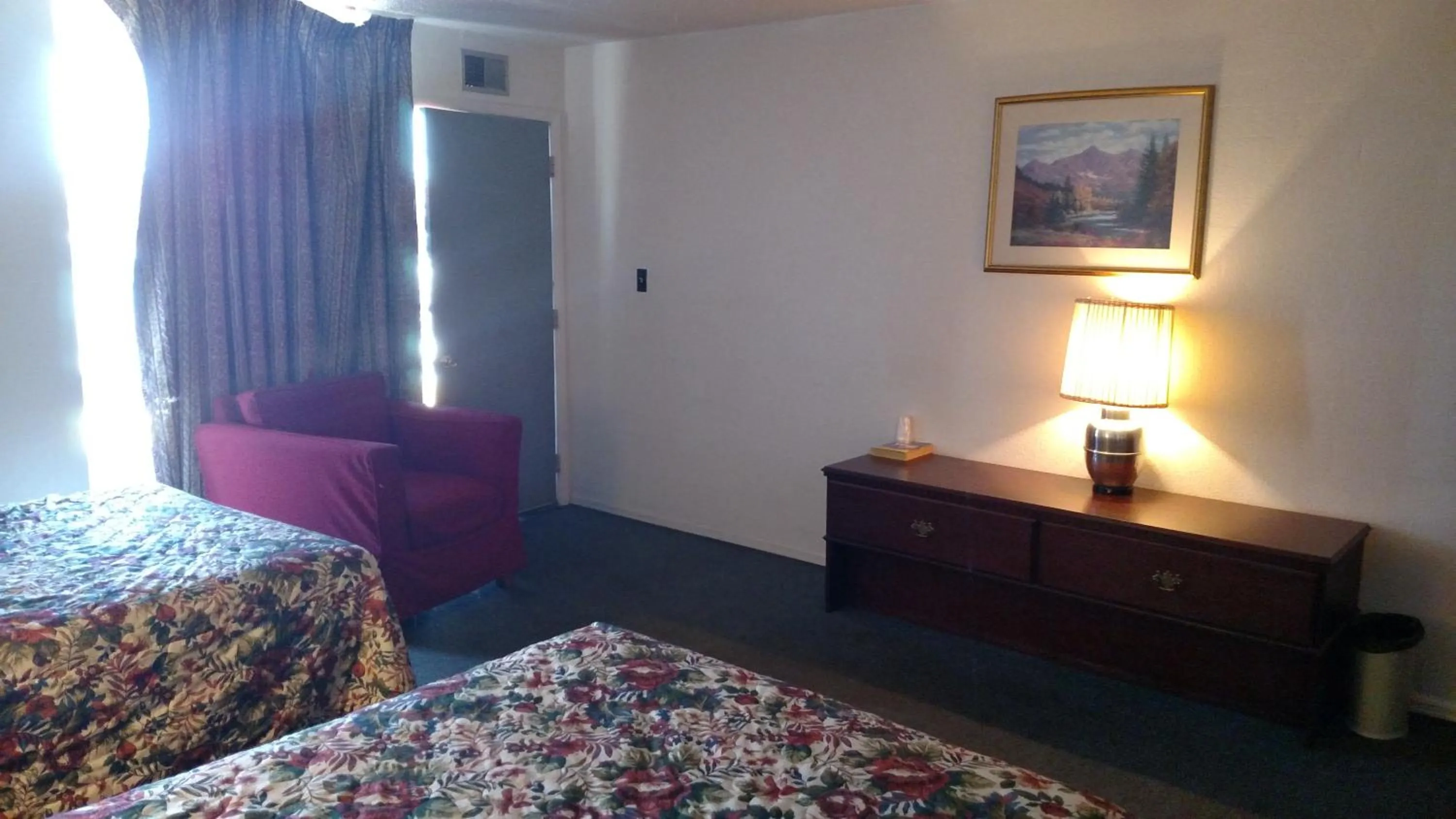 TV and multimedia, Bed in Essex House Motel