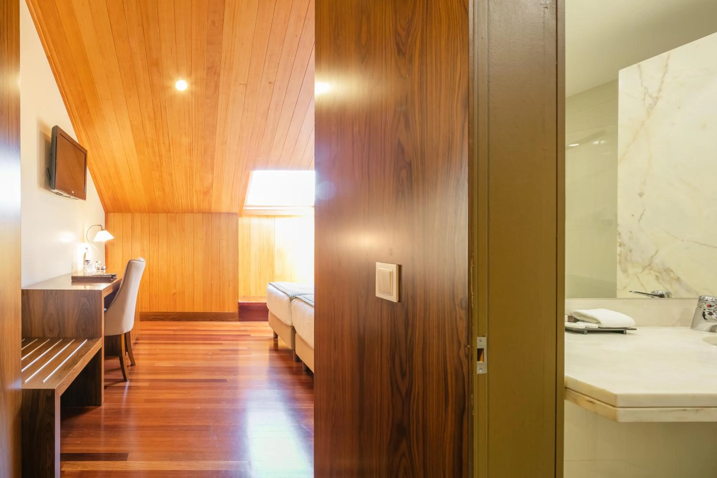 Bathroom, Bed in Forte de São Francisco Hotel Chaves