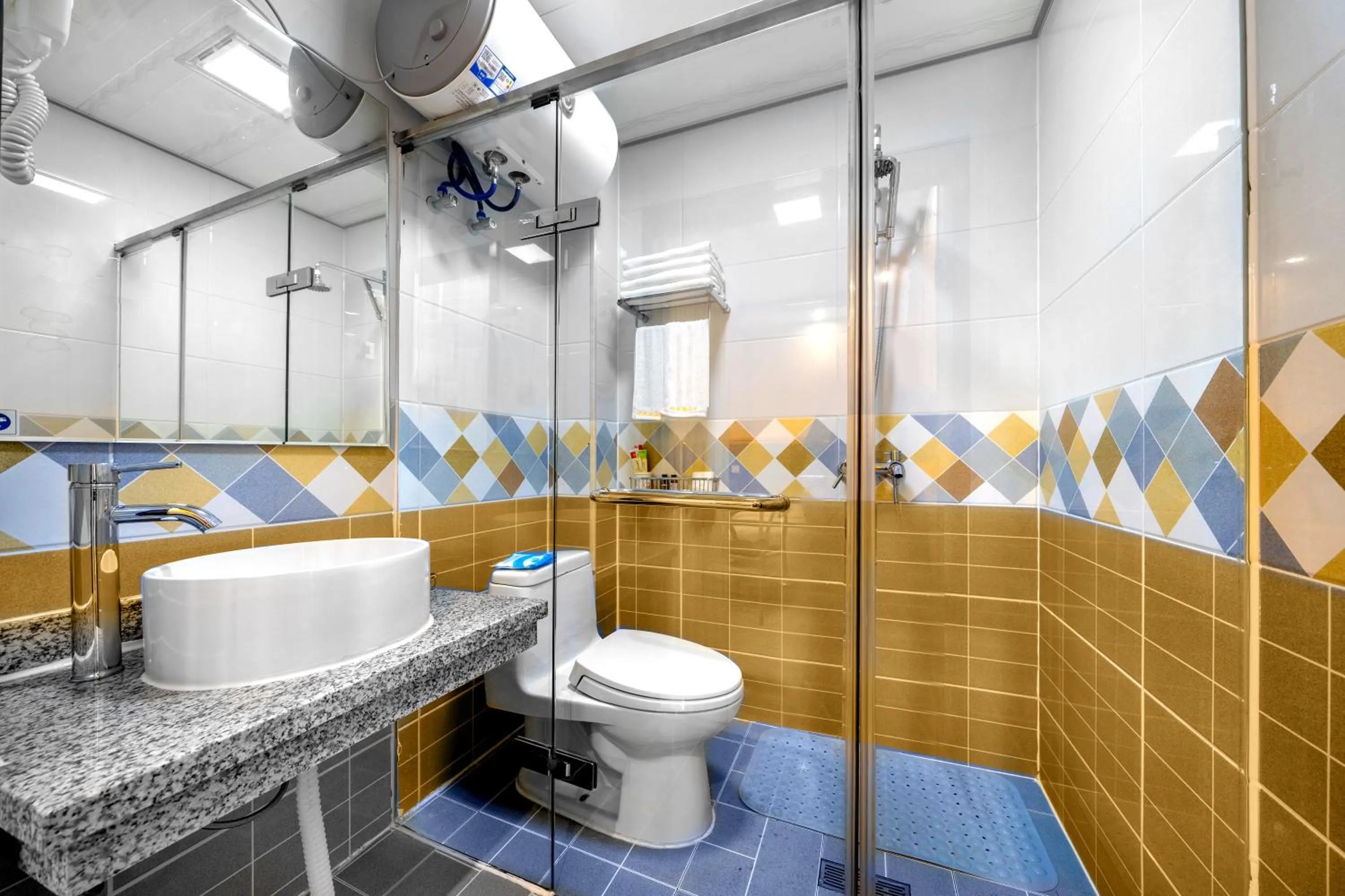 Toilet in XinQihang Hotel Harbin Taiping Airport