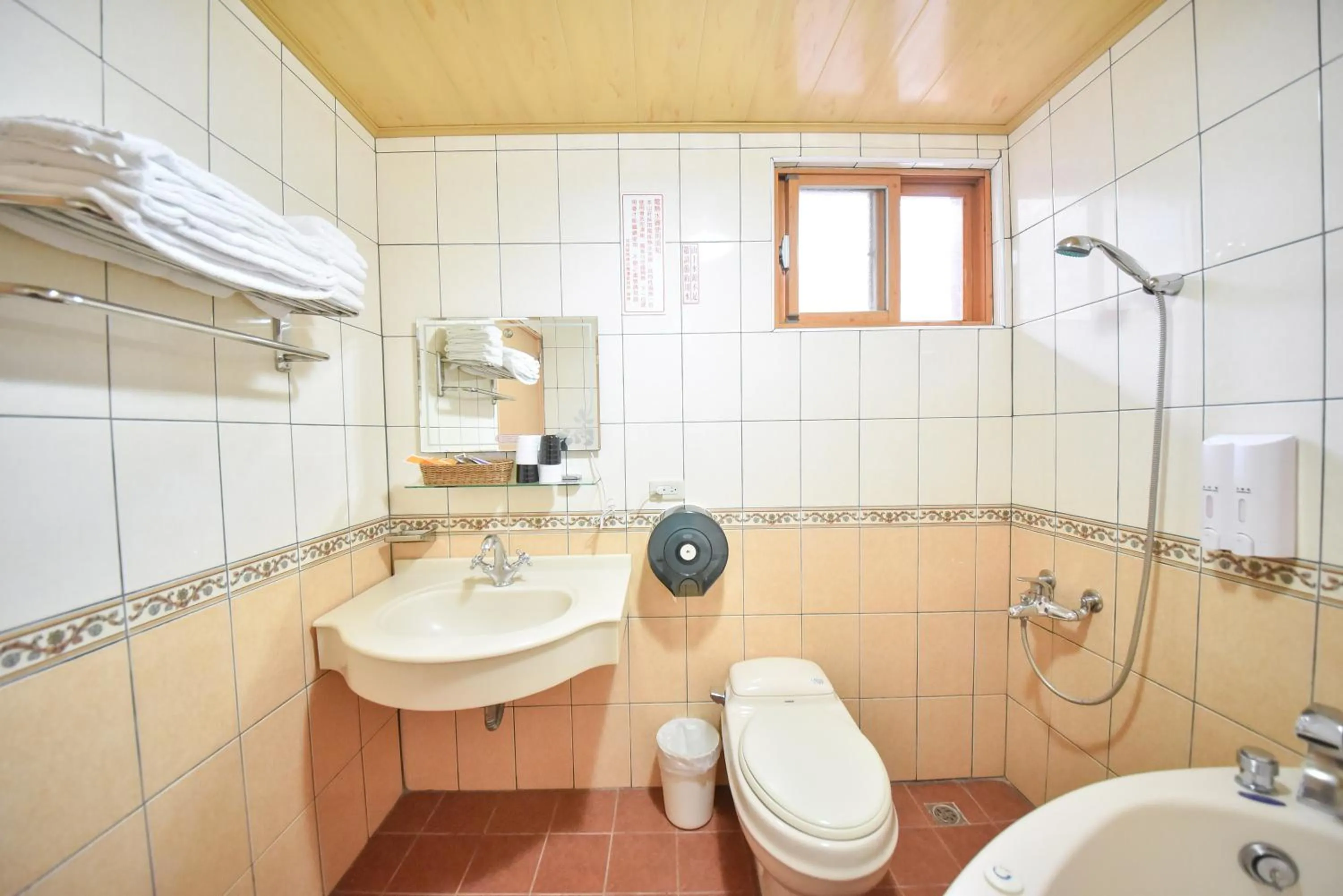 Bathroom in Beverly B&B