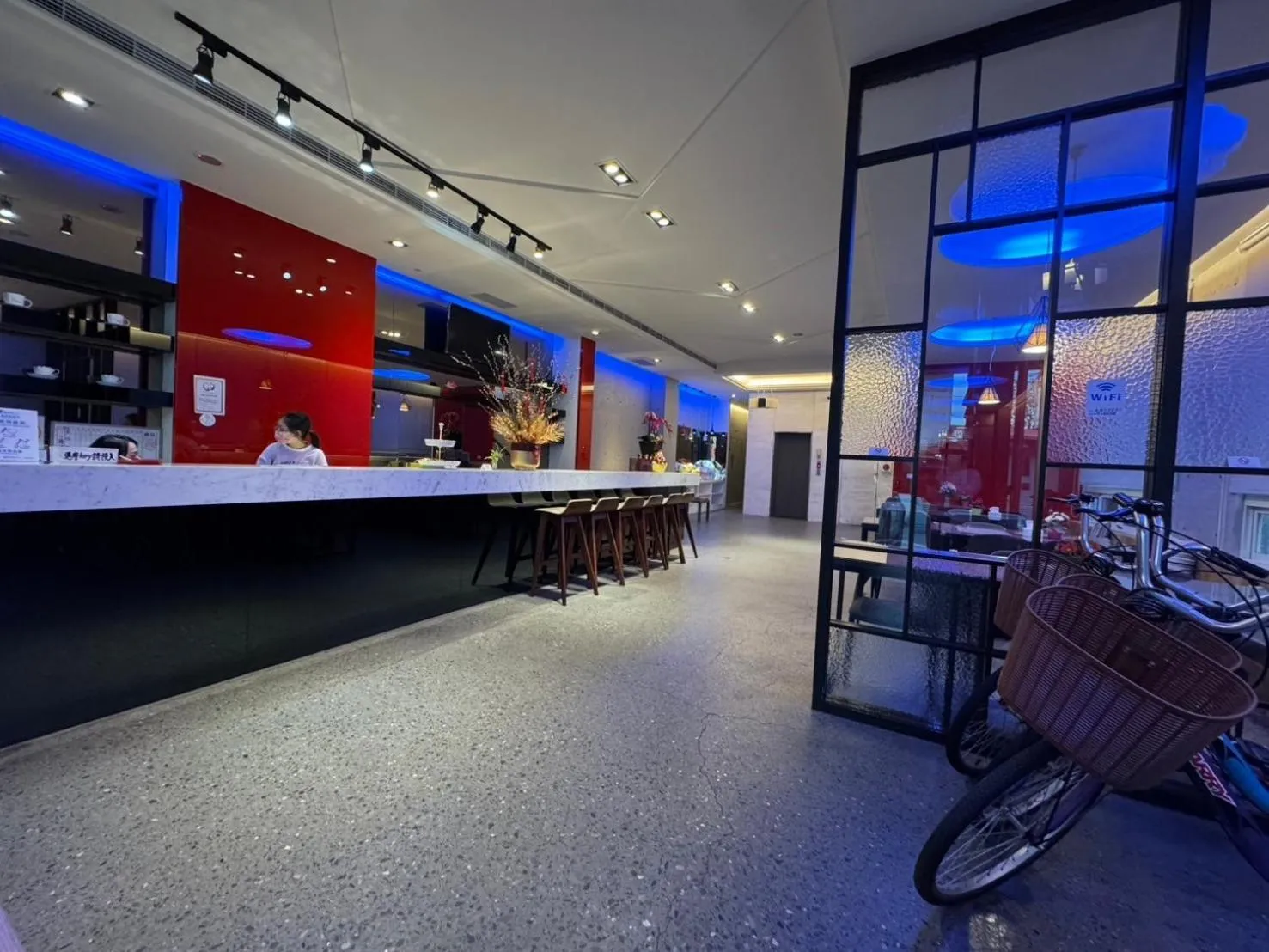 Restaurant/places to eat in Travel Light Hotel