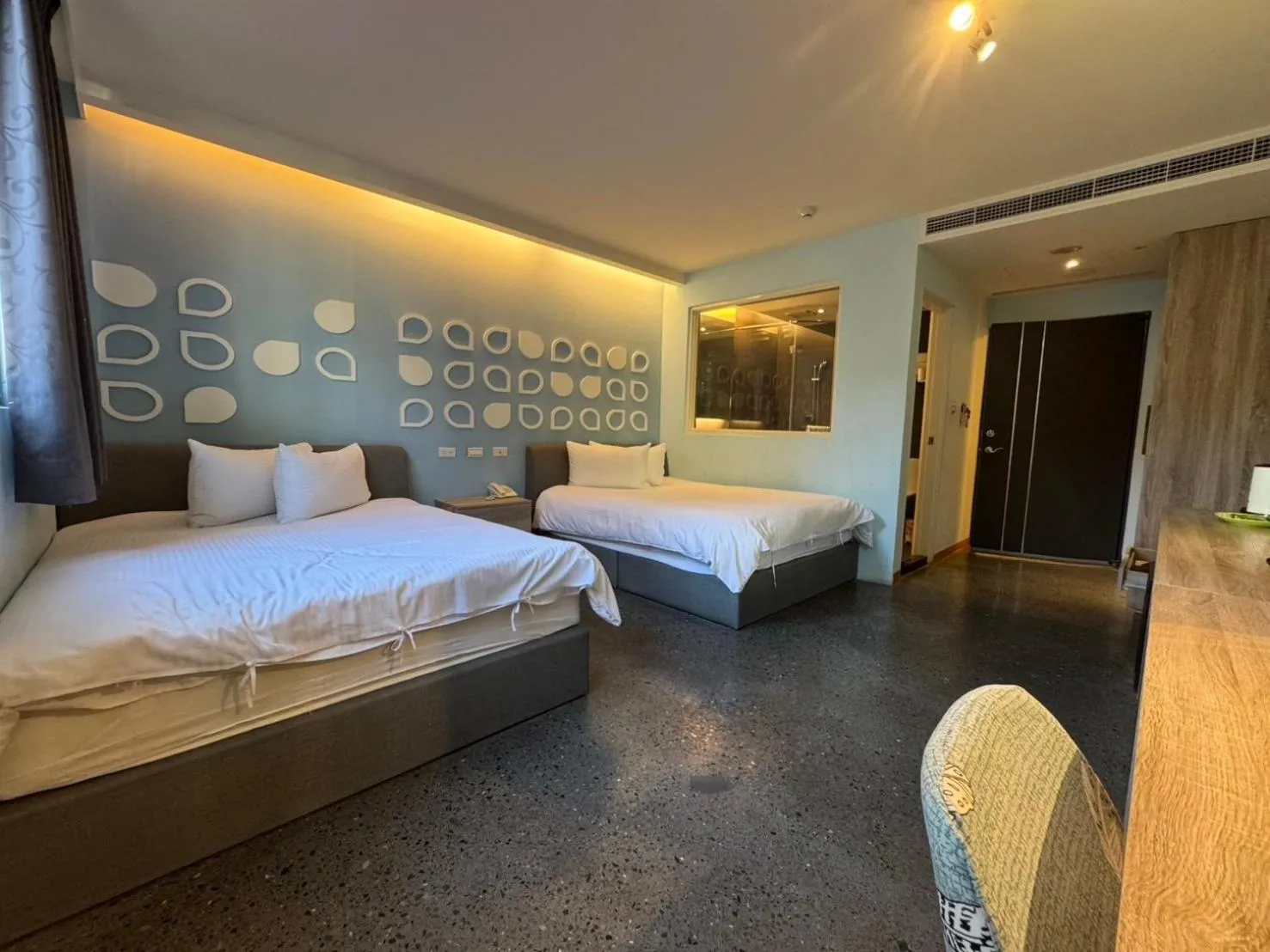 Photo of the whole room, Bed in Travel Light Hotel