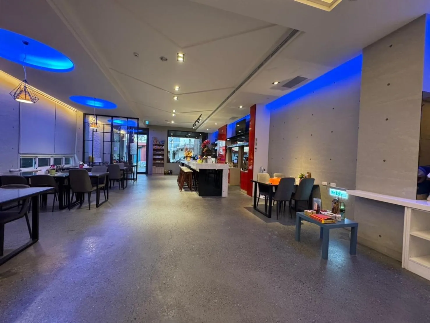 Restaurant/places to eat in Travel Light Hotel