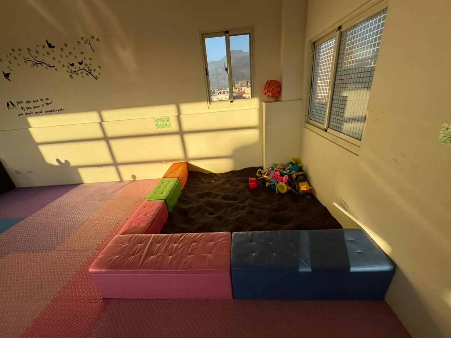 Restaurant/places to eat in Travel Light Hotel