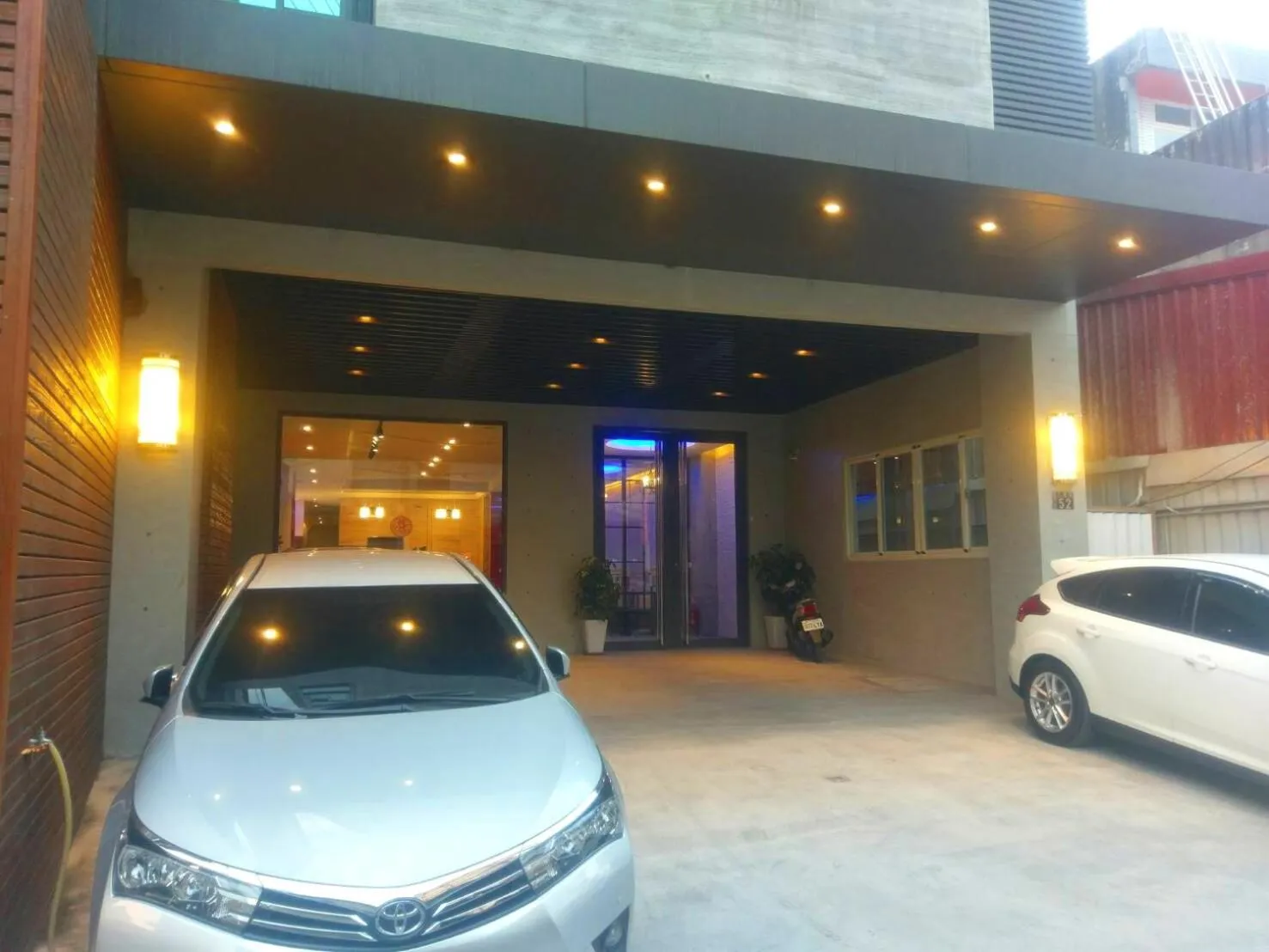 Parking in Travel Light Hotel