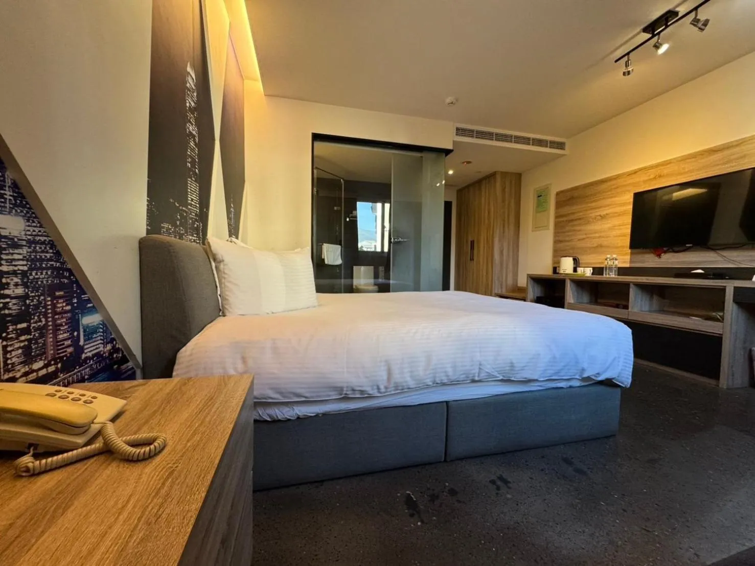 Photo of the whole room, Bed in Travel Light Hotel