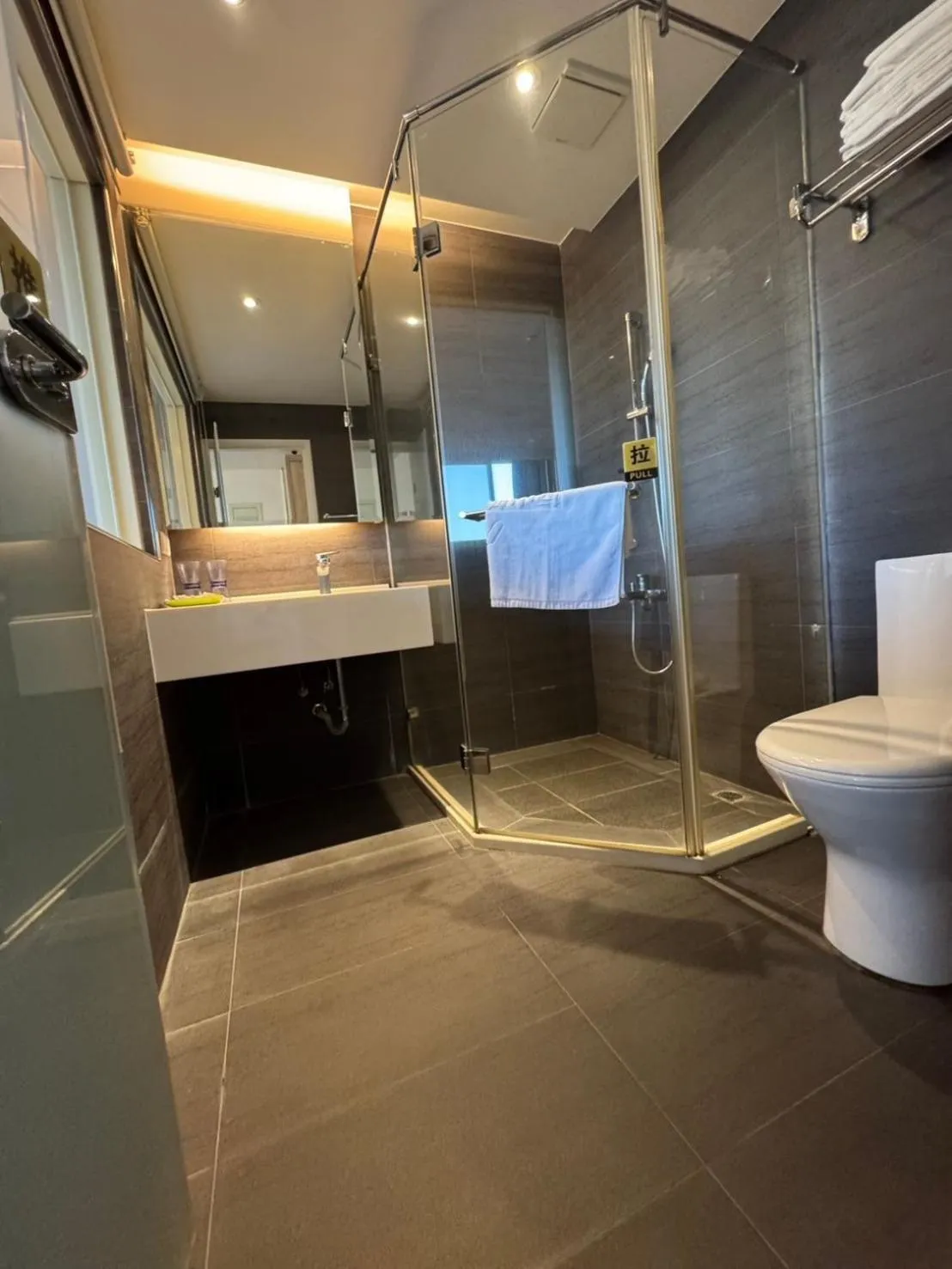 Photo of the whole room in Travel Light Hotel