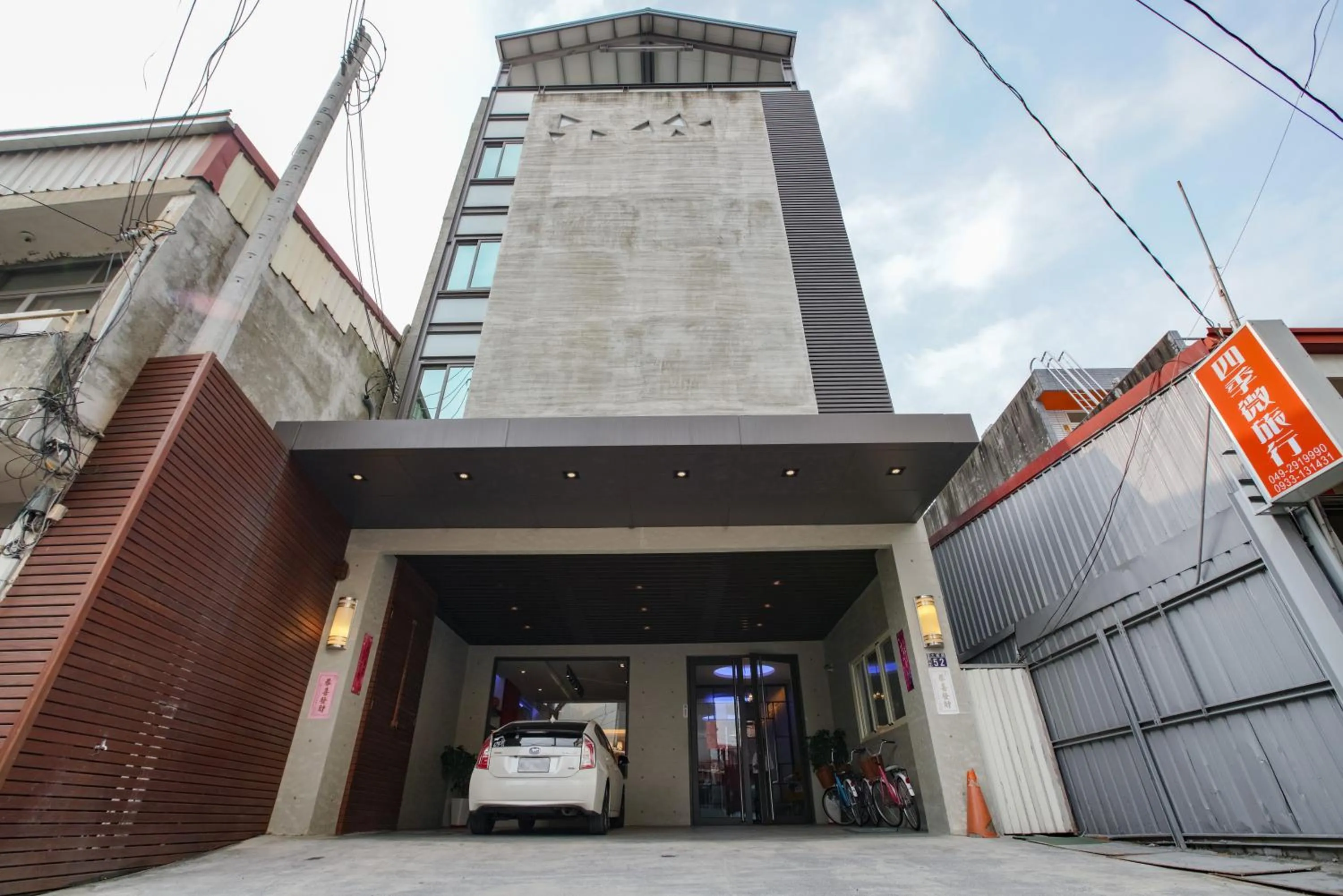 Property building in Travel Light Hotel