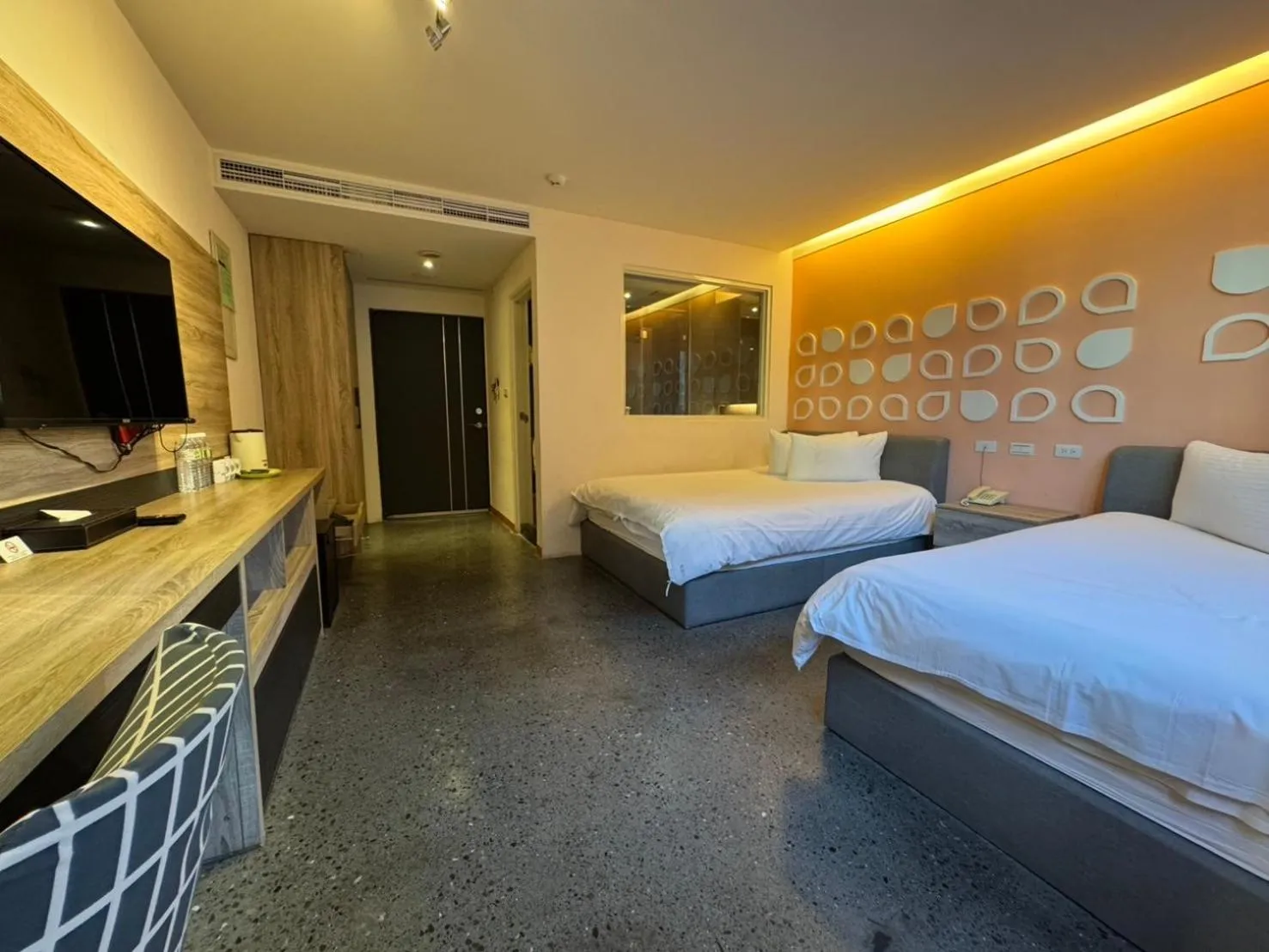 Photo of the whole room, Bed in Travel Light Hotel