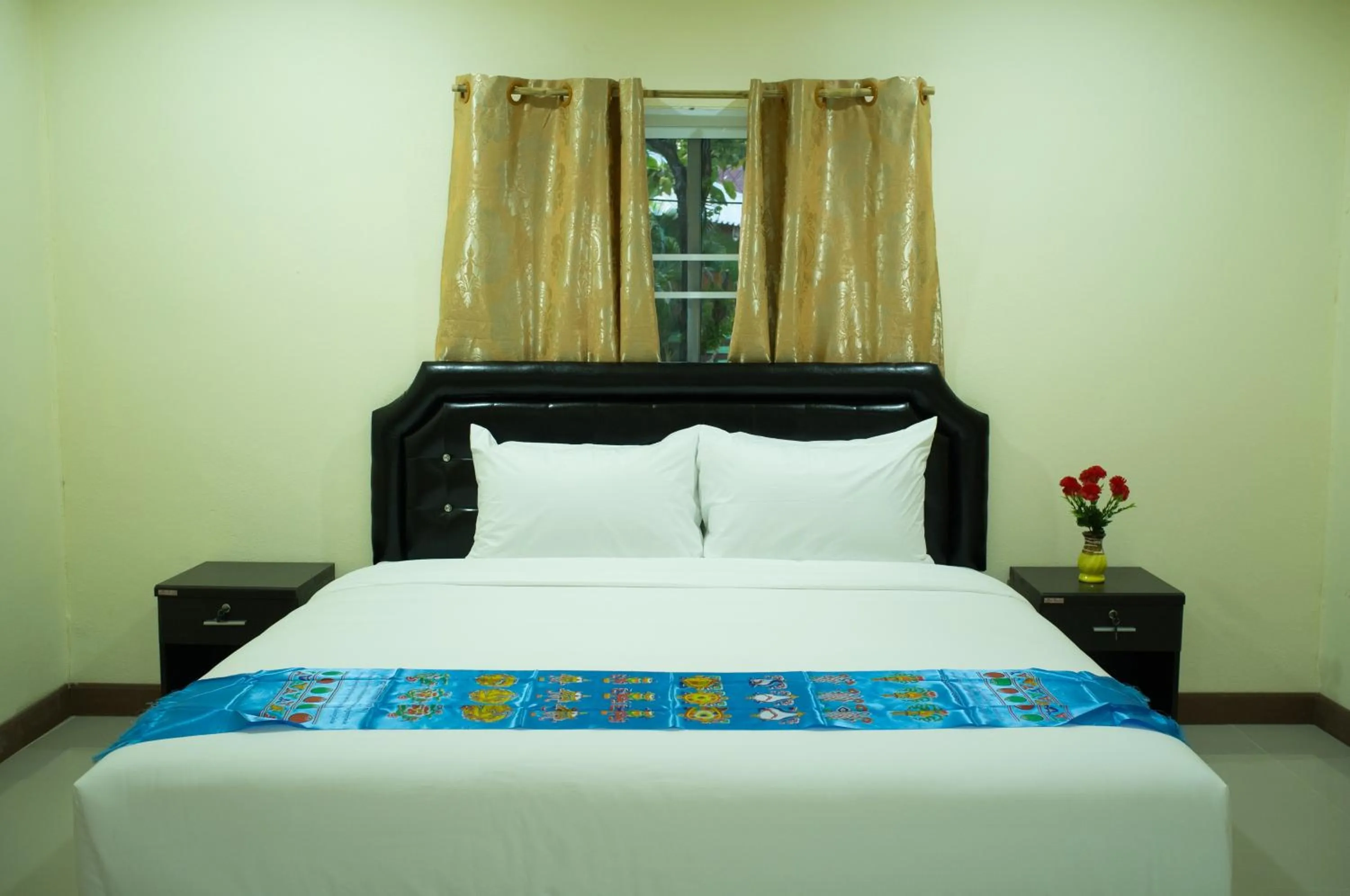 Bed in Everest Resort Samui - SHA Plus