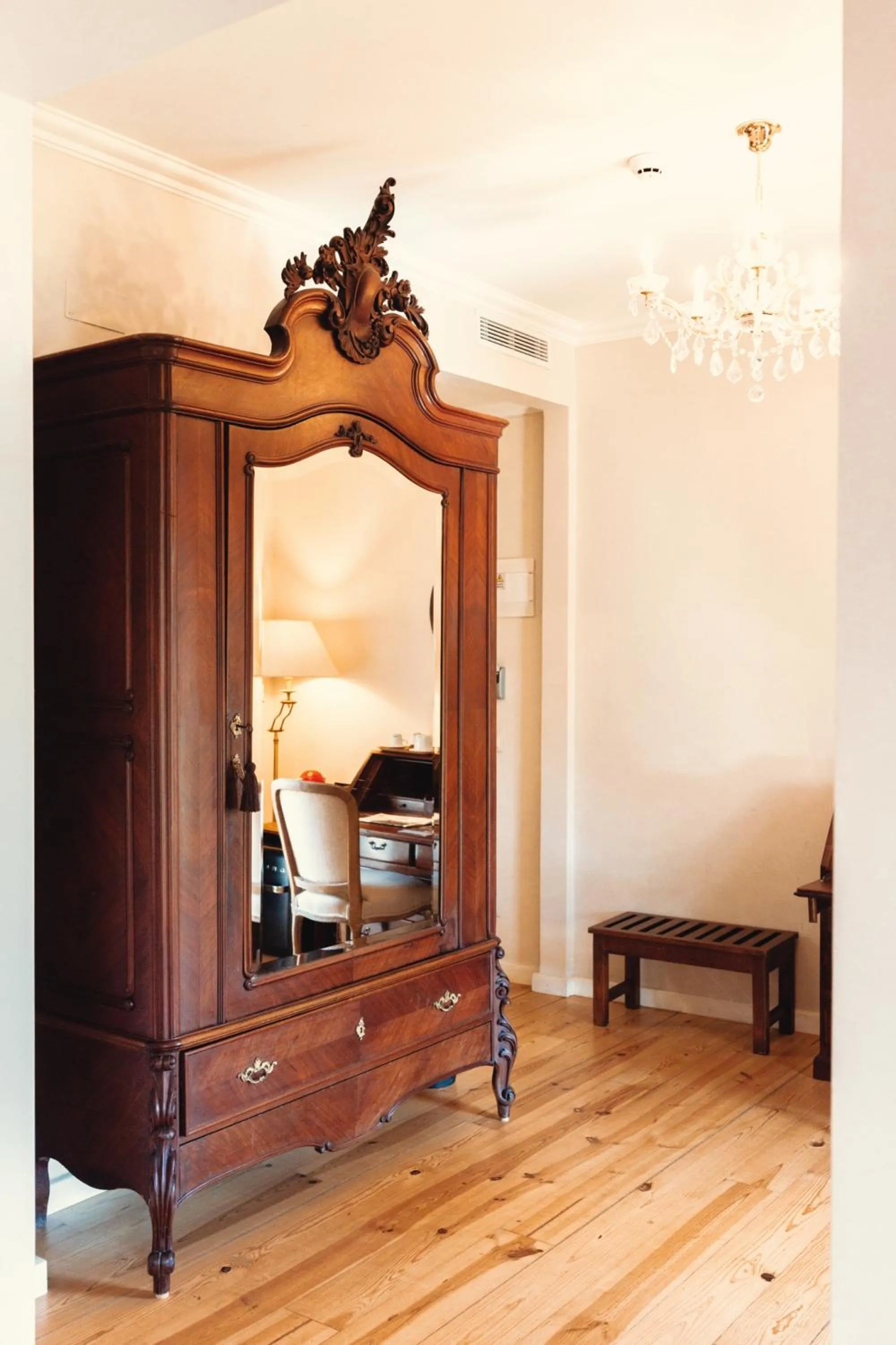 wardrobe in Hotel Alegria