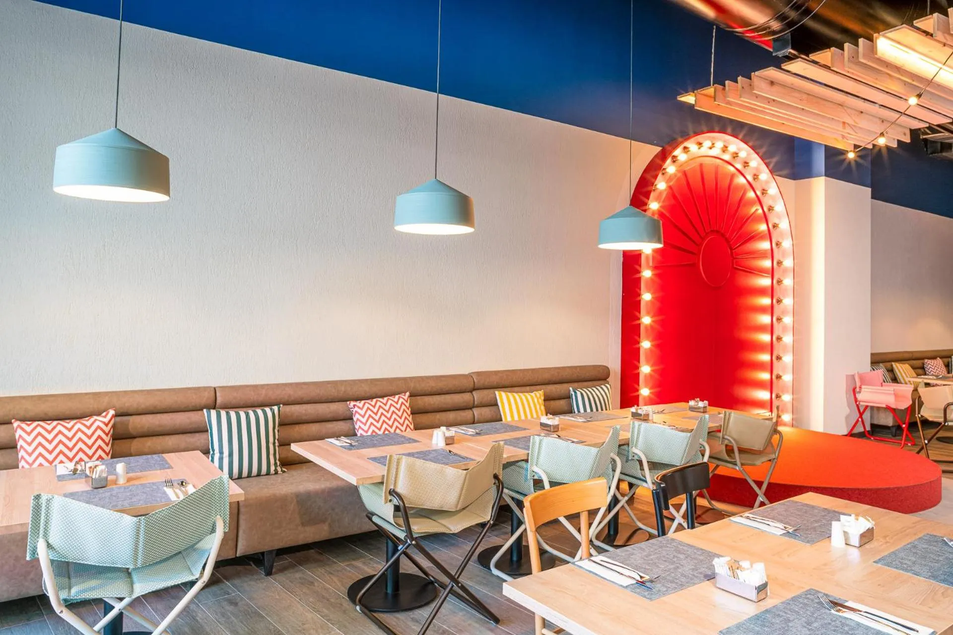 Restaurant/places to eat in Mediterranean Palace