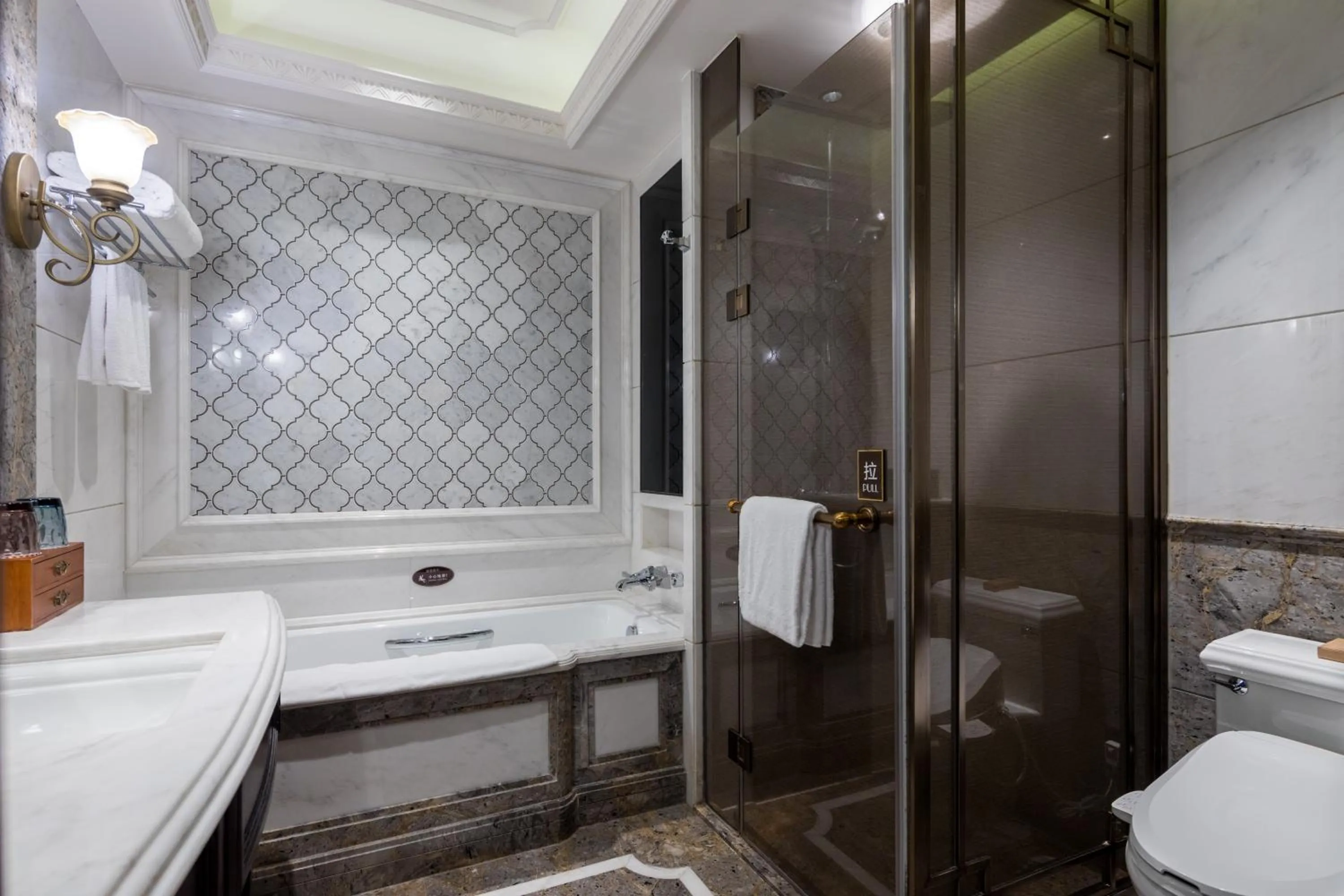 Shower in Shanghai Donghu Hotel - Shanghai Style Garden House