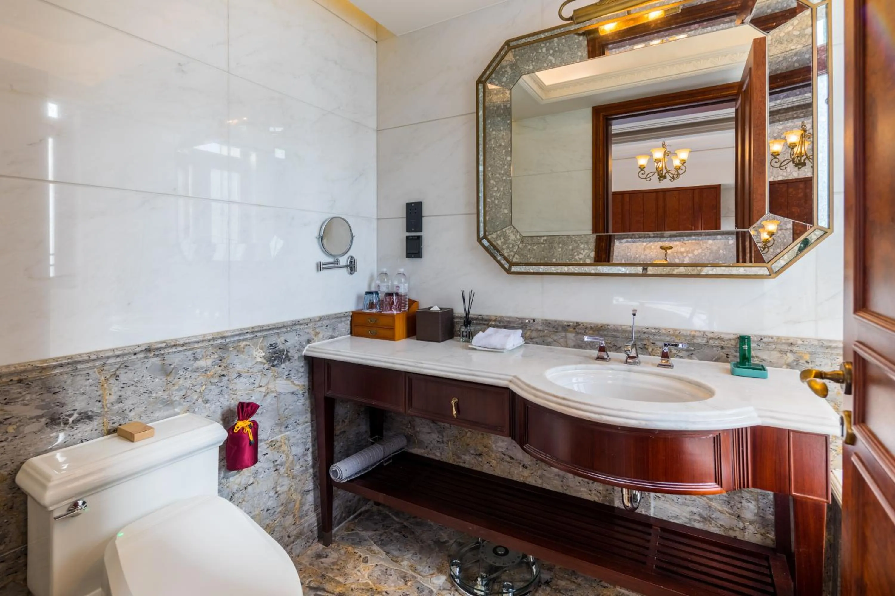 Toilet in Shanghai Donghu Hotel - Shanghai Style Garden House