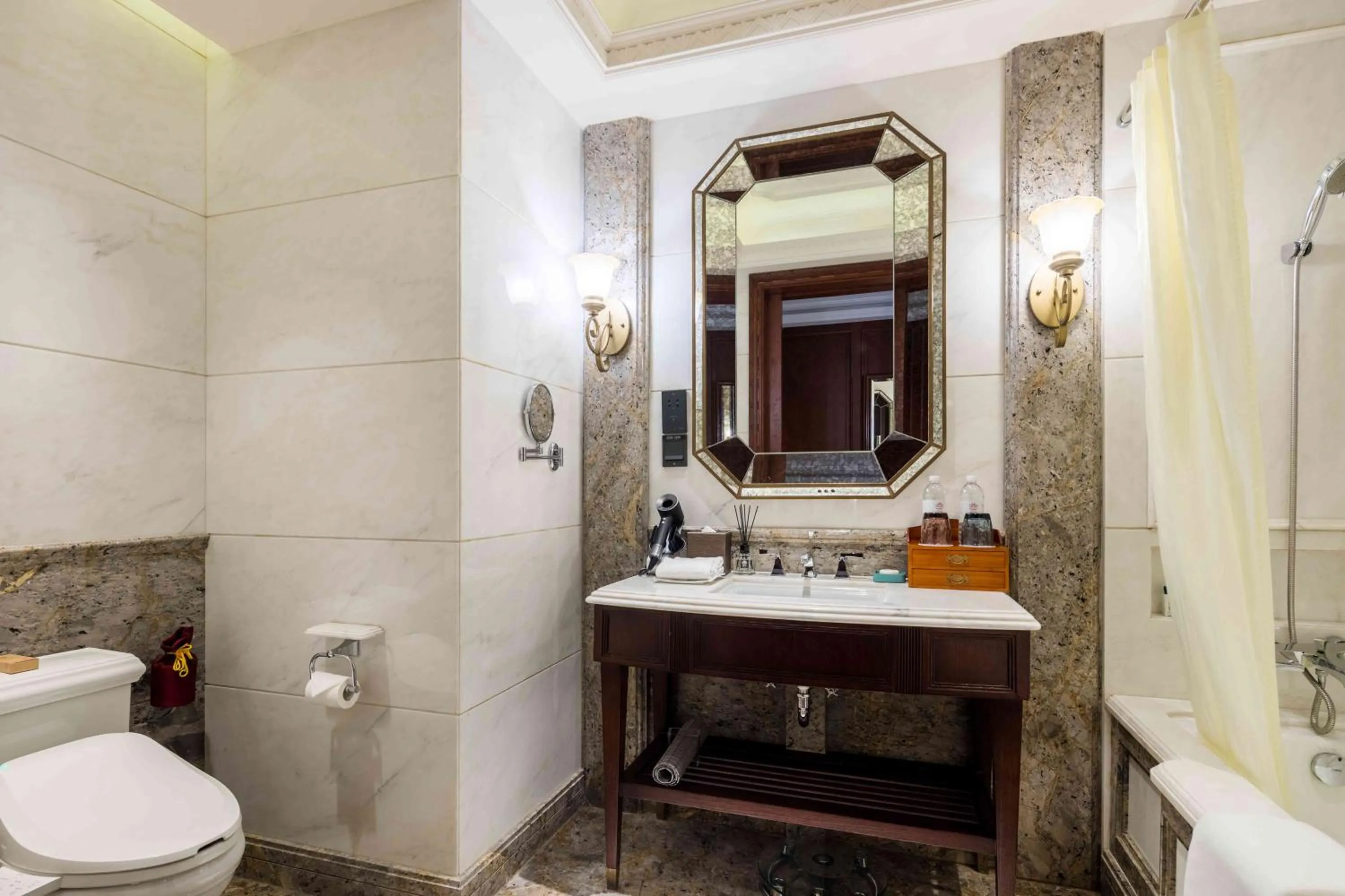 Toilet in Shanghai Donghu Hotel - Shanghai Style Garden House