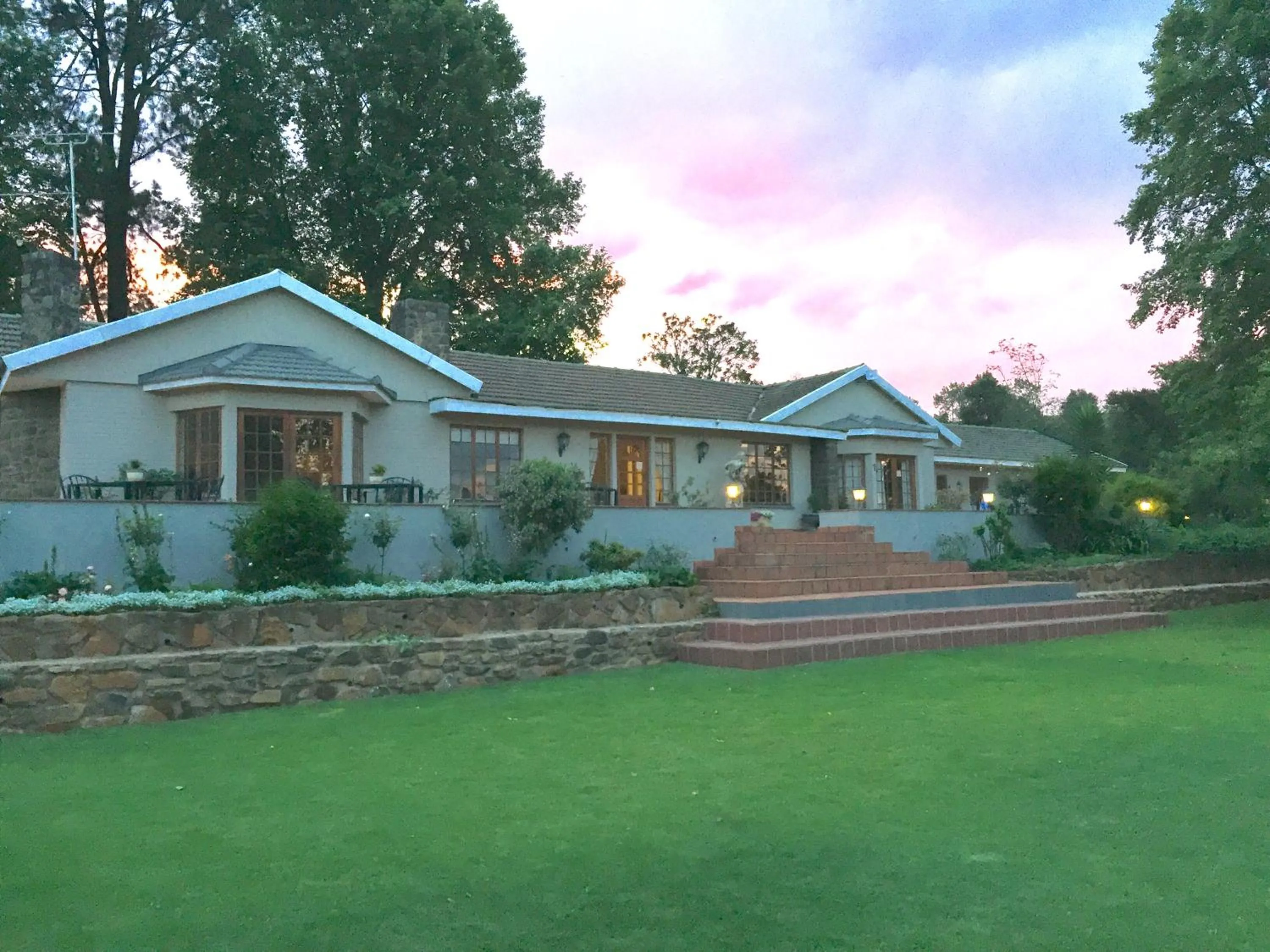 Facade/entrance in Notting Hill Lodge