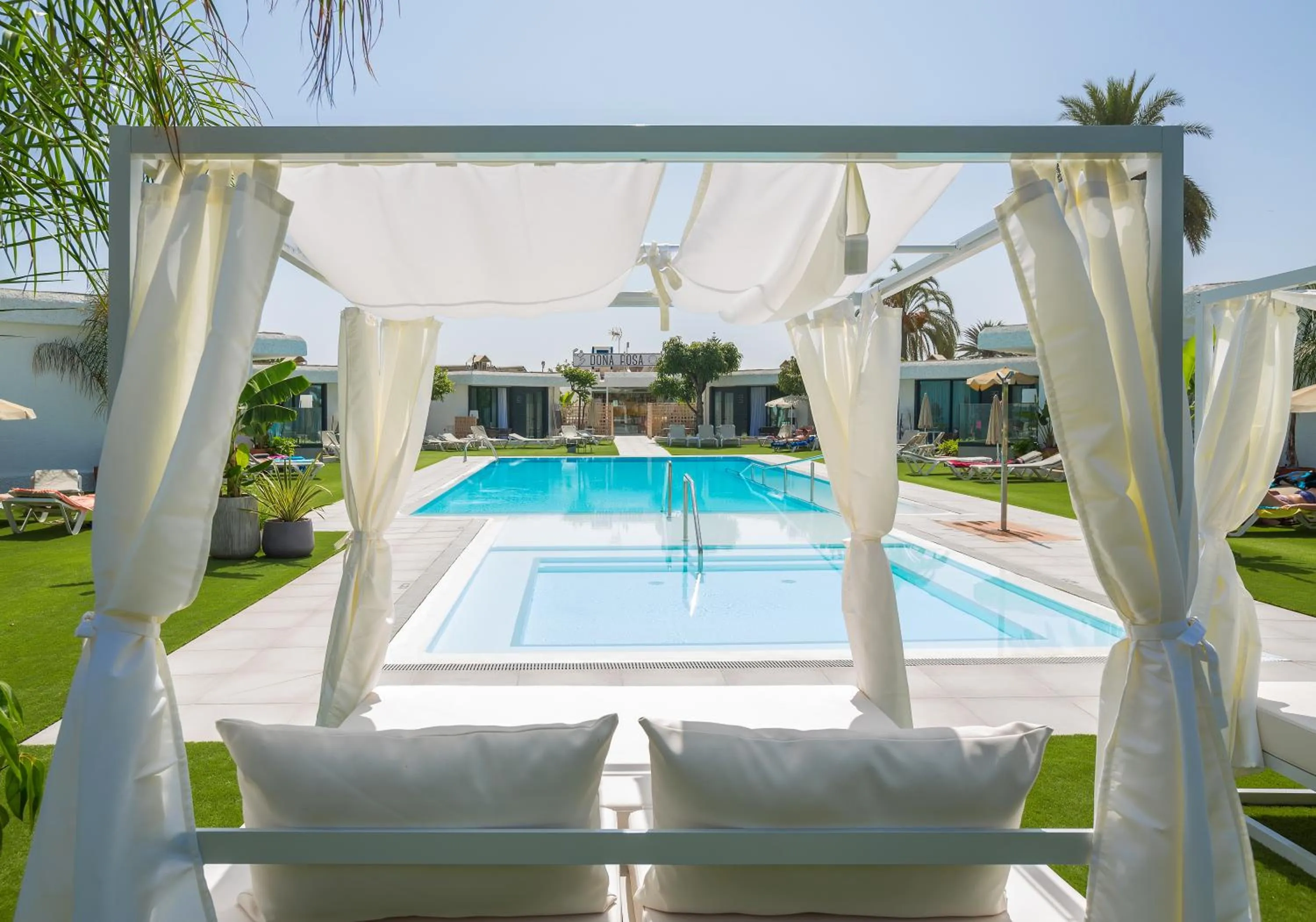 Swimming pool in Bungalows Doña Rosa