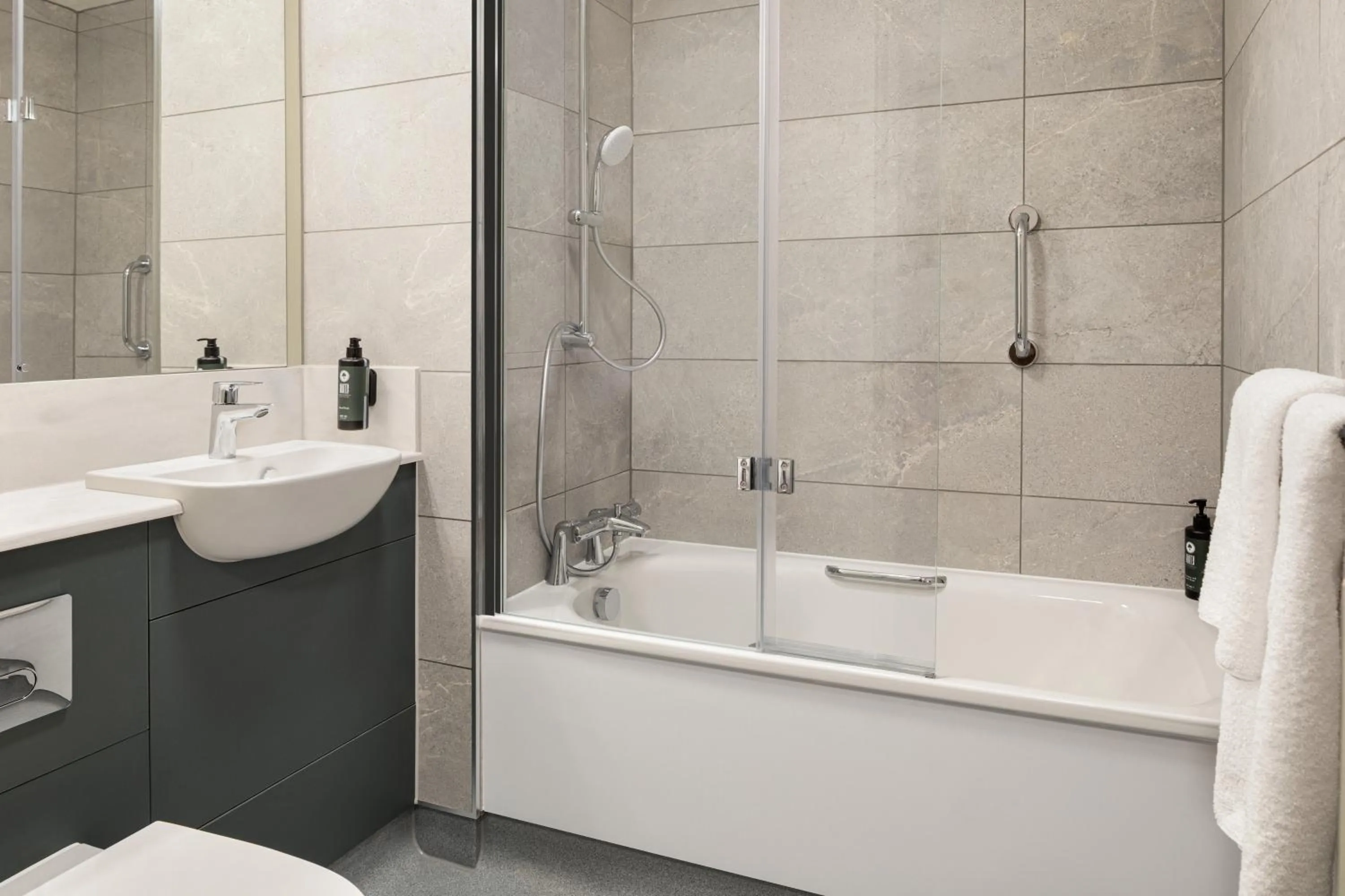 Bathroom in Days Inn Chesterfield - Tibshelf