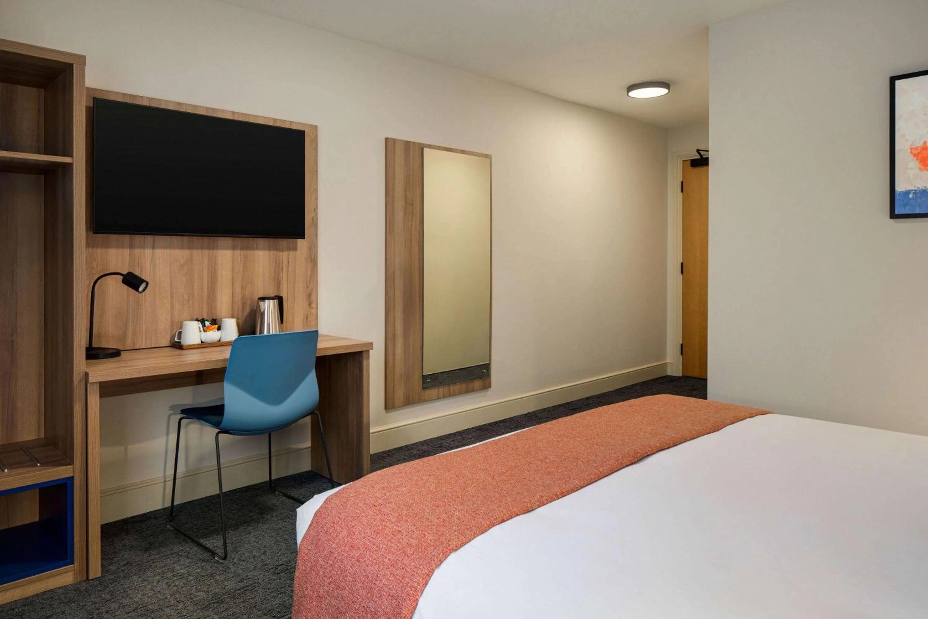 Photo of the whole room, Bed in Days Inn Chesterfield - Tibshelf