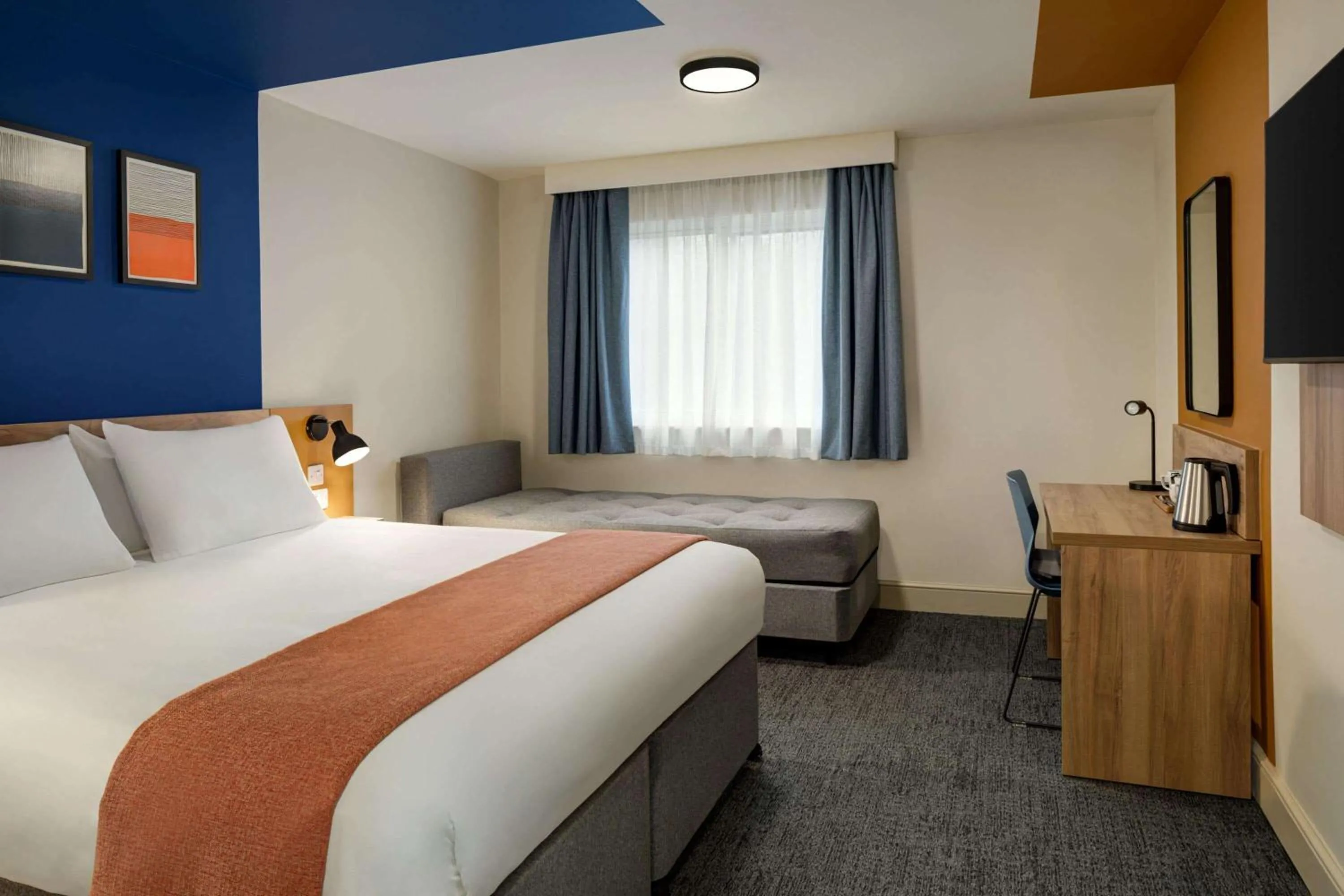 Bed in Days Inn Chesterfield - Tibshelf