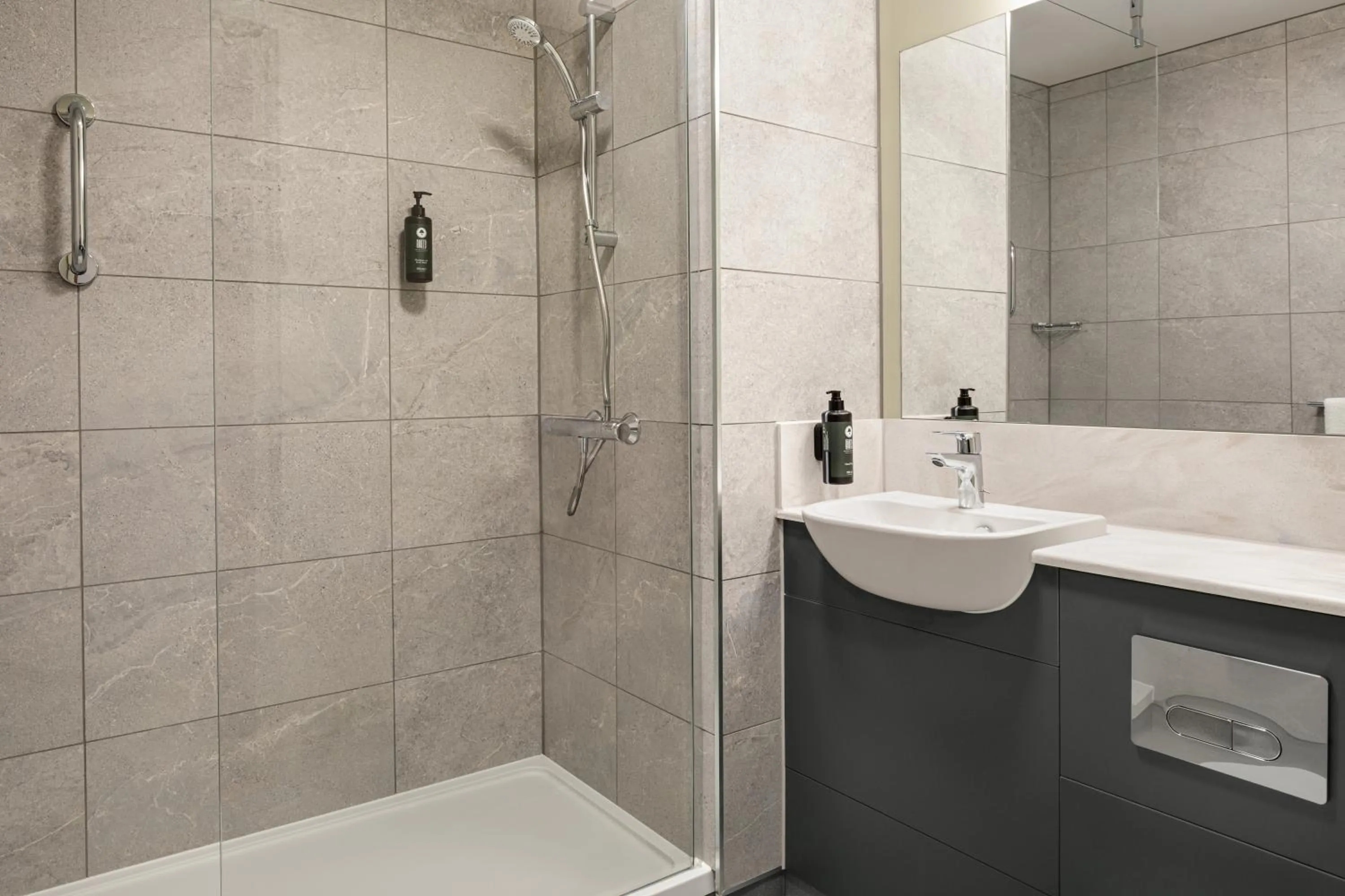 Bathroom in Days Inn Chesterfield - Tibshelf