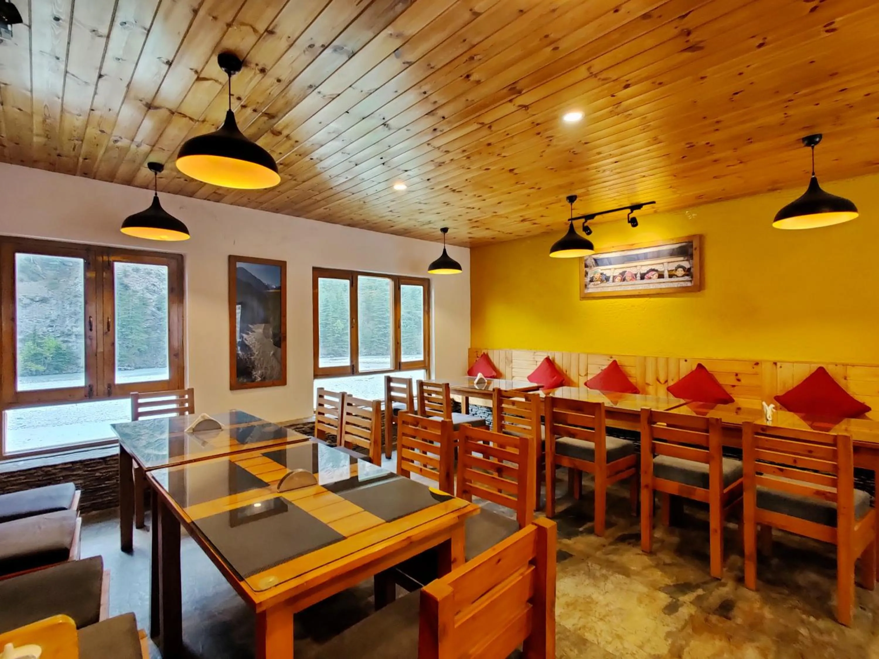 Restaurant/places to eat in Prakriti-The Retreat
