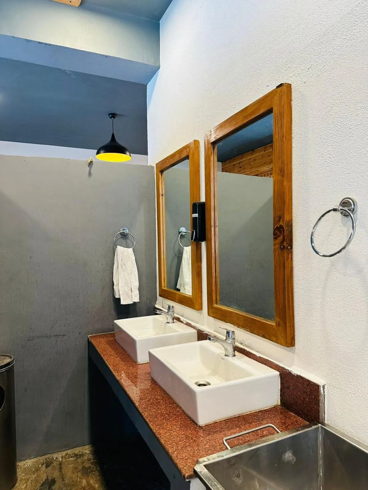 Restaurant/places to eat in Prakriti-The Retreat