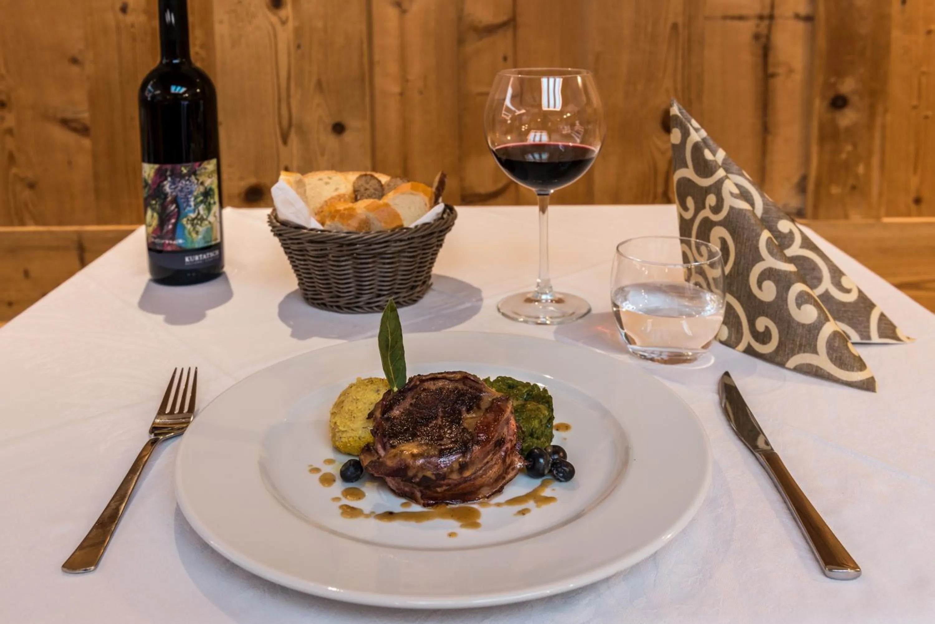 Restaurant/places to eat in Hotel Paradiso