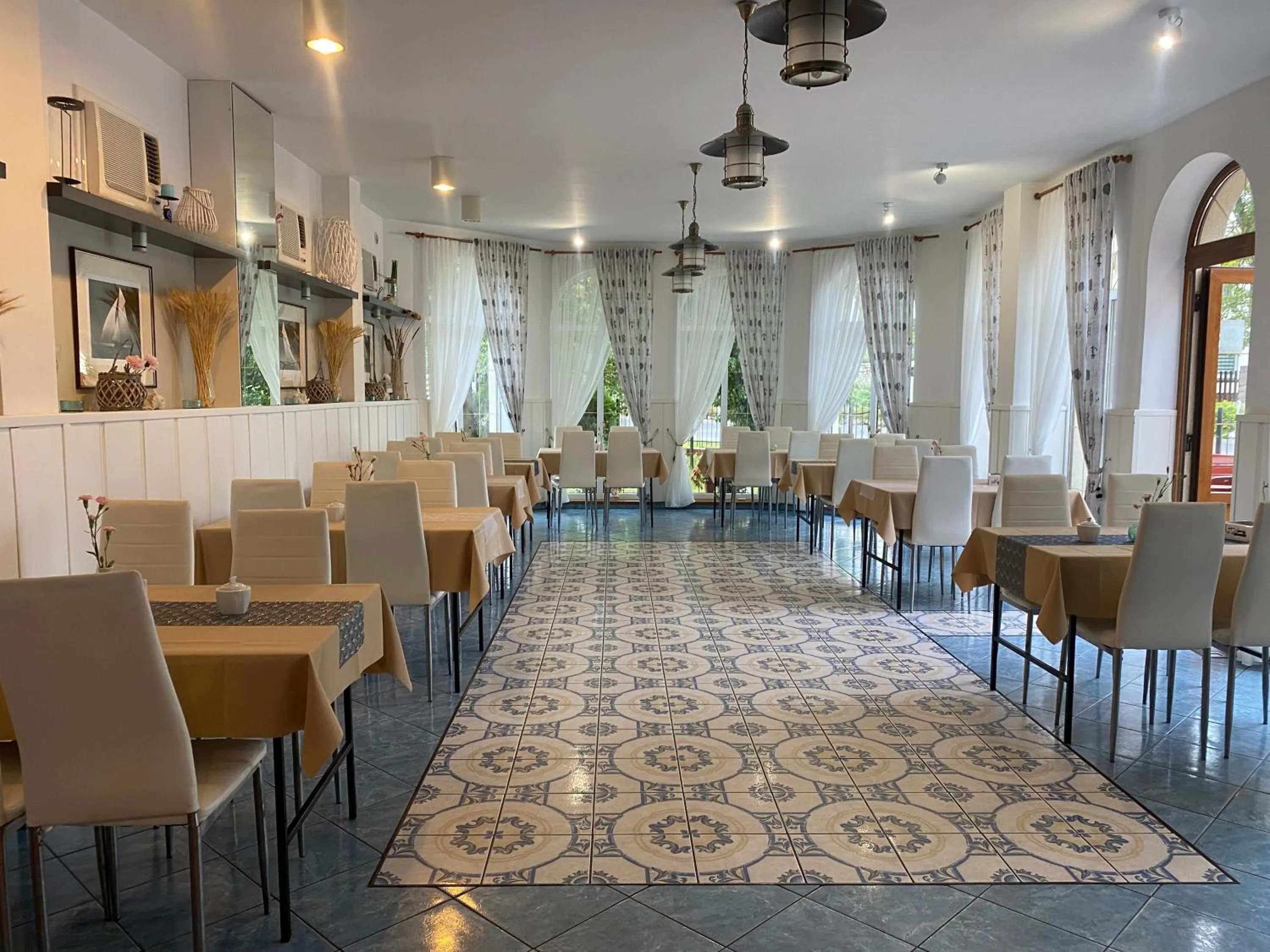 Restaurant/places to eat in Willa Portowa - 120 metrów od plaży