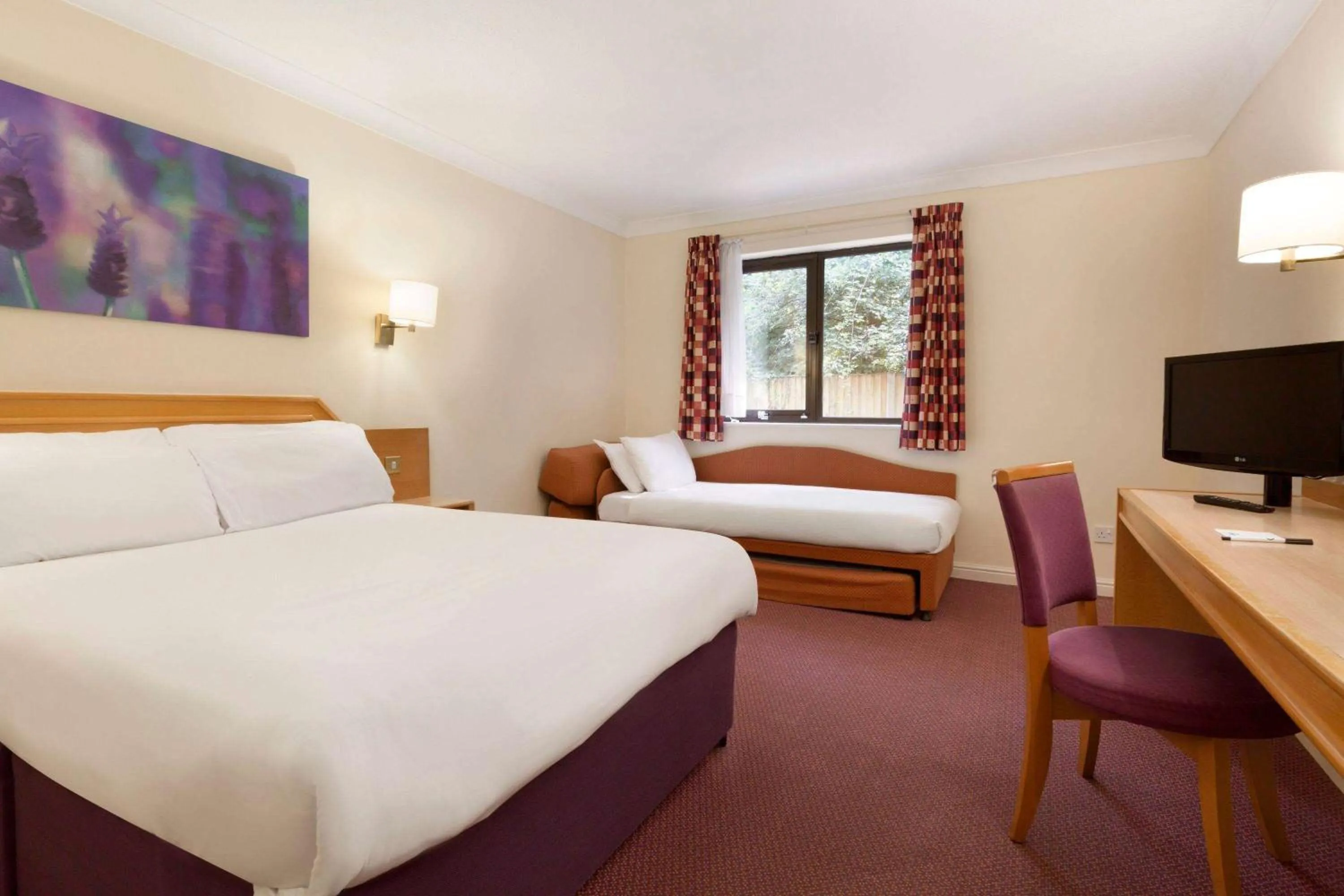 Photo of the whole room, Bed in Days Inn Southampton Rownhams