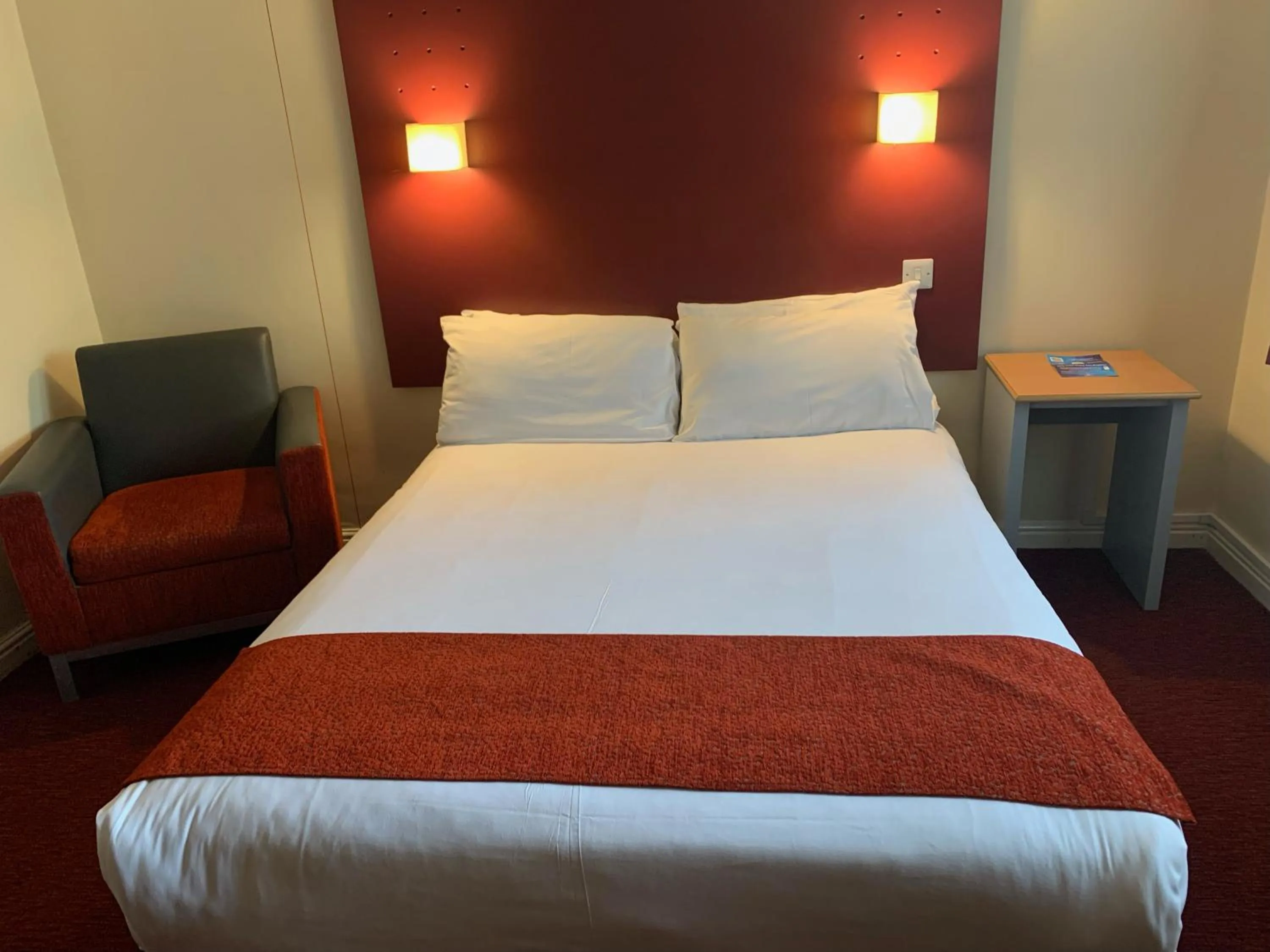 Bed in Days Inn Southampton Rownhams