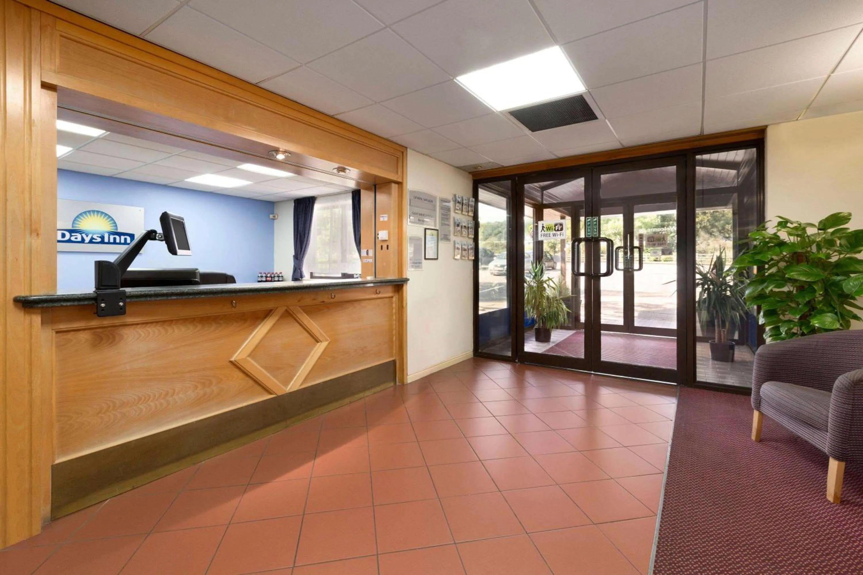 Lobby or reception in Days Inn Southampton Rownhams