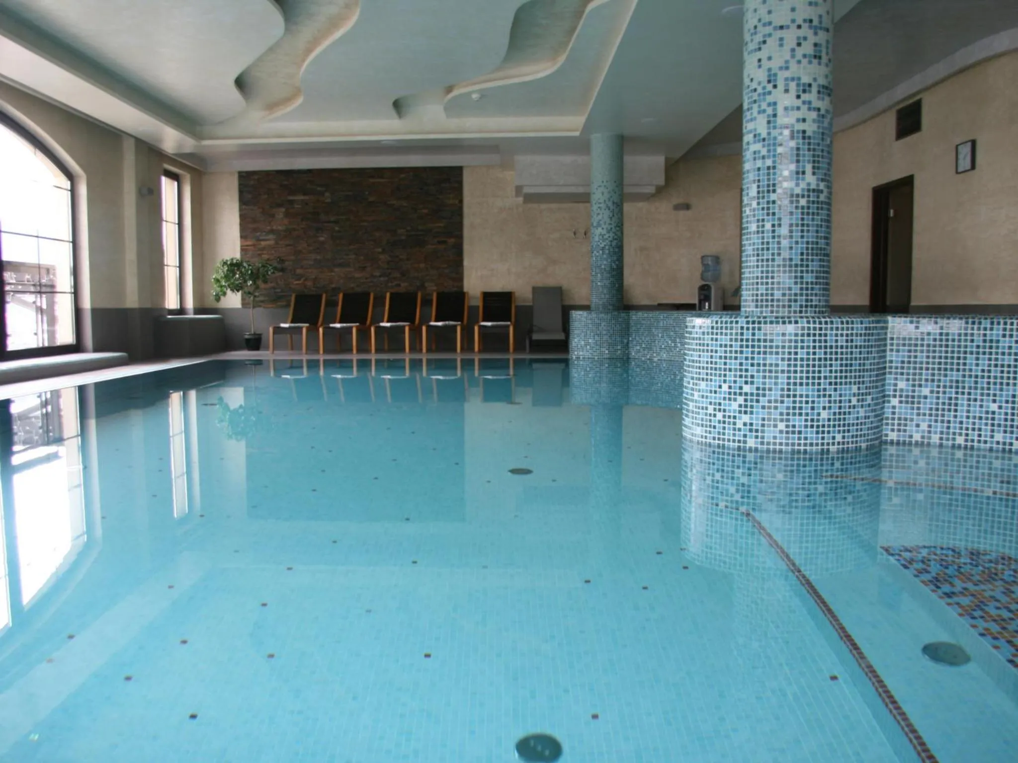 Swimming pool in Hotel Elbrus Spa & Wellness