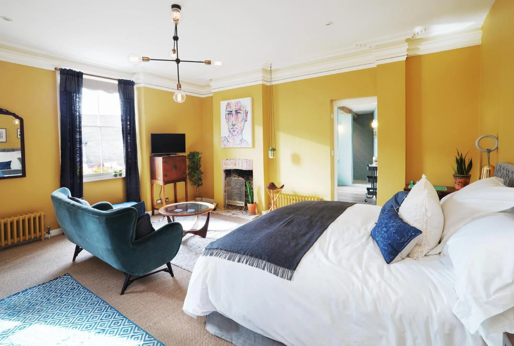 Bedroom, Bed in The Crown