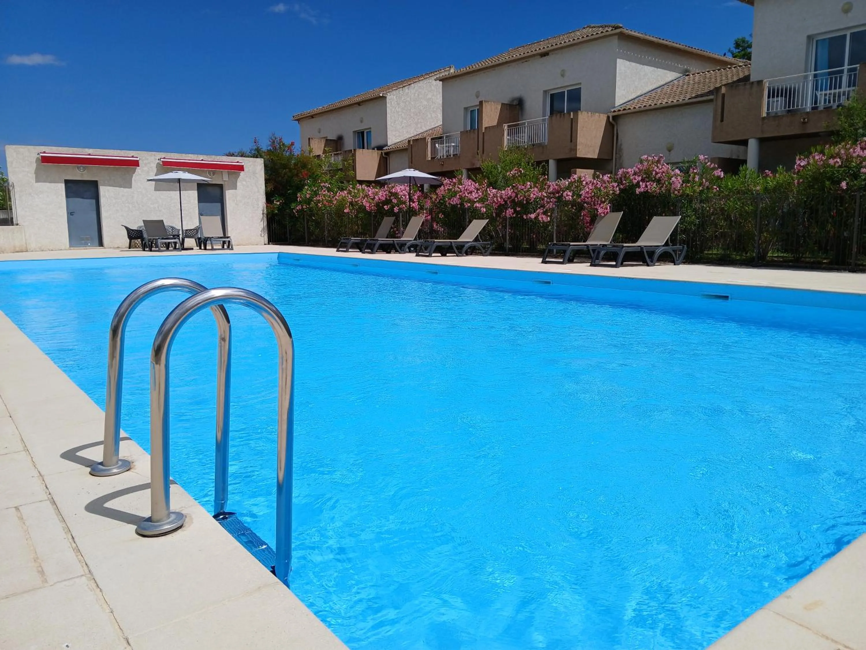 Swimming pool in Terres de France - Les Hauts du Maquis